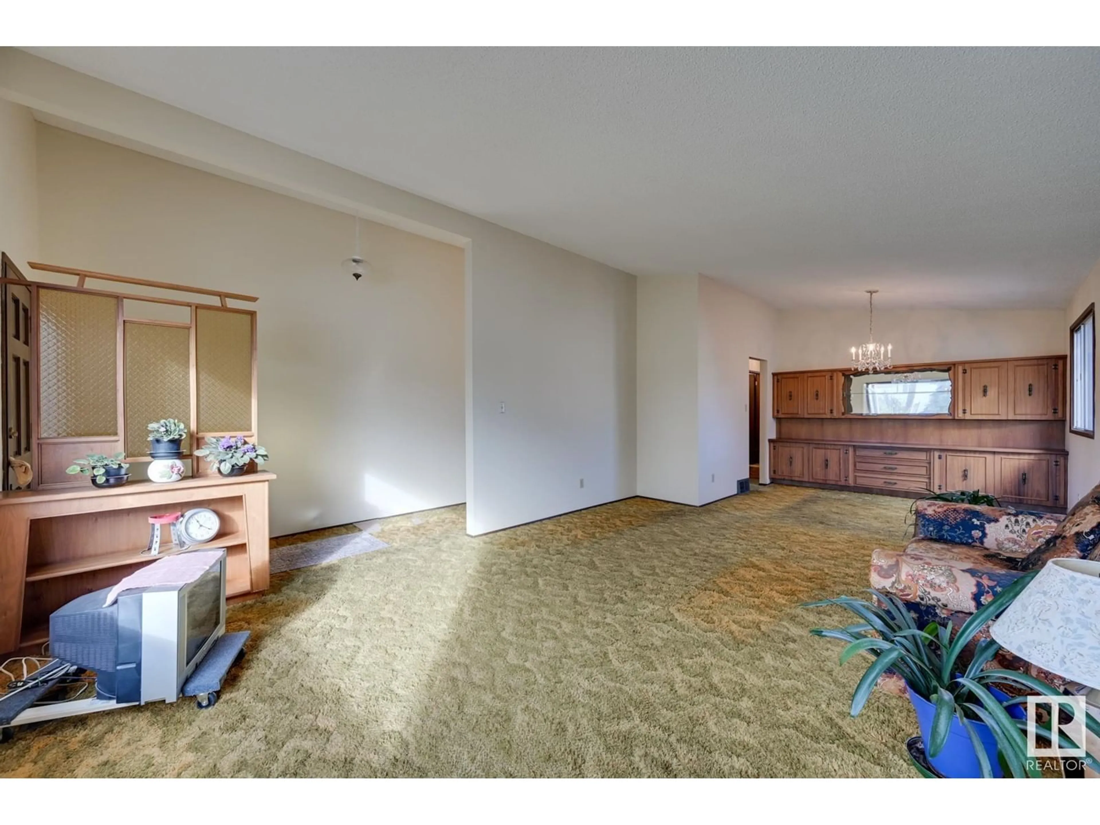 Indoor foyer, carpet floors for 11212 BEAUMARIS RD NW, Edmonton Alberta T5X1Z7