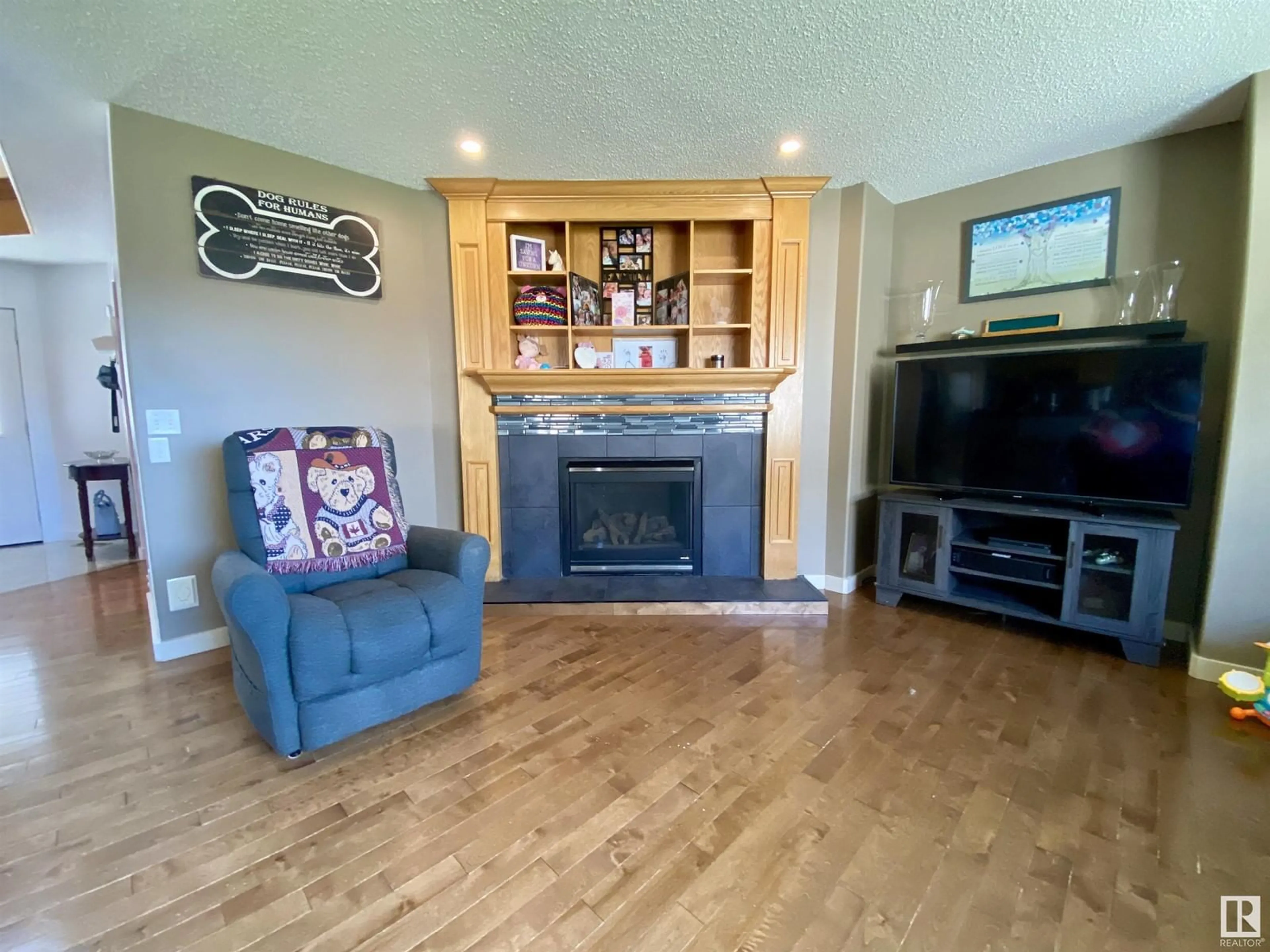 Living room, wood floors for 10932 177 AV NW, Edmonton Alberta T5X6H5