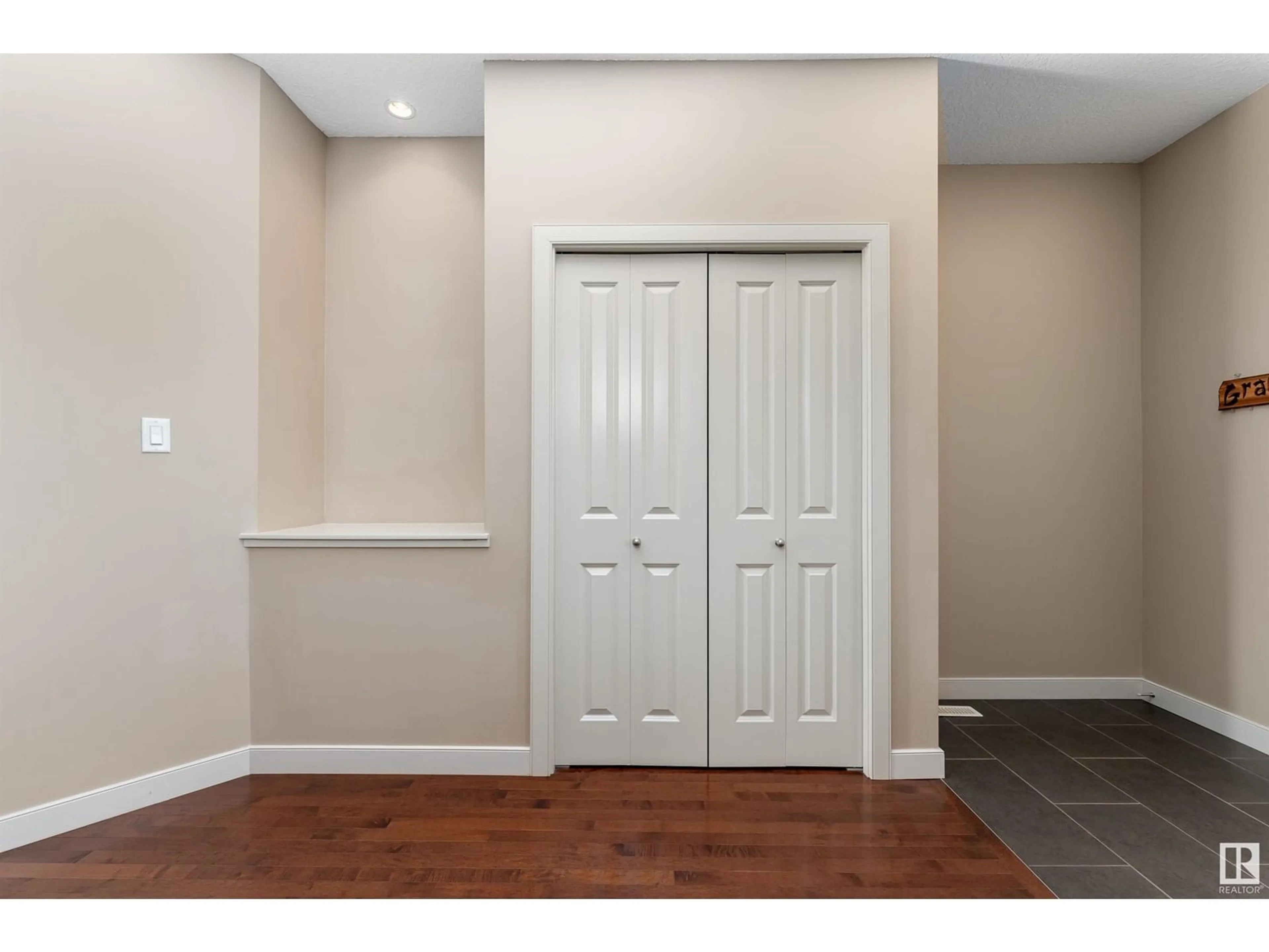 Indoor entryway, wood floors for 633 CANTOR LD SW, Edmonton Alberta T6W0V6