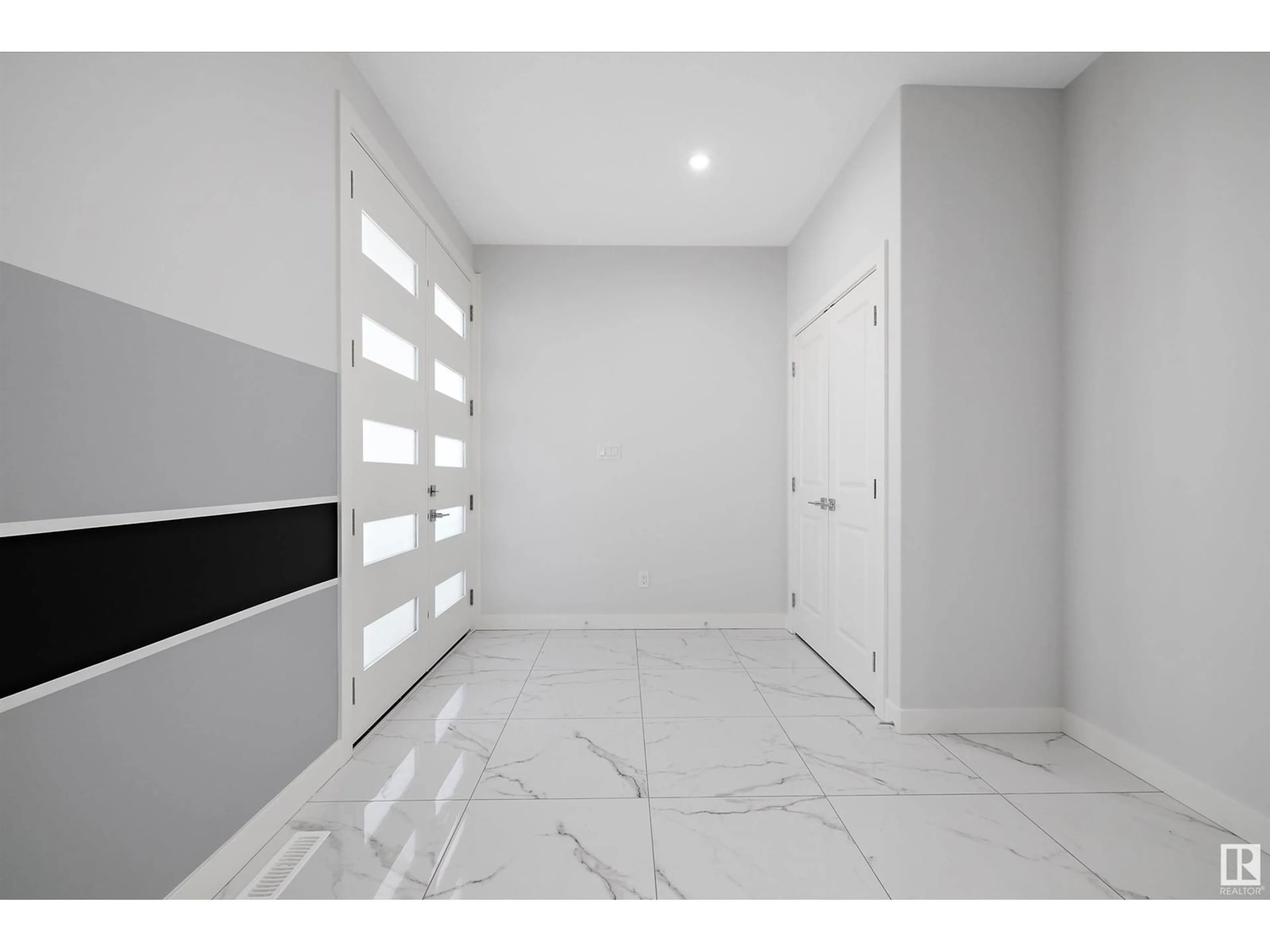 Indoor entryway, ceramic floors for 1415 11 AV NW, Edmonton Alberta T6T2W4