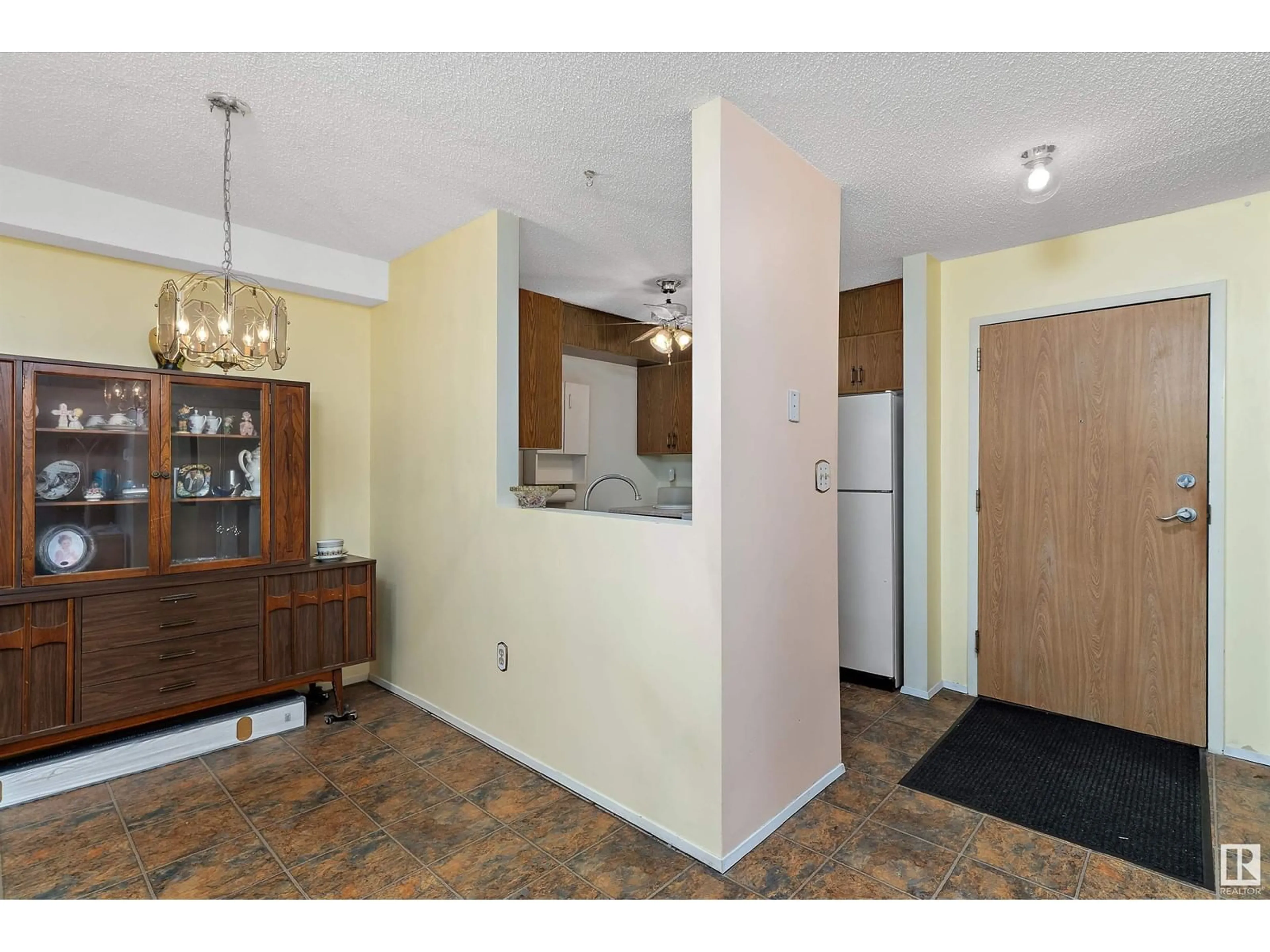 Indoor entryway, wood floors for #204 18004 95 AV NW, Edmonton Alberta T5T5Z2