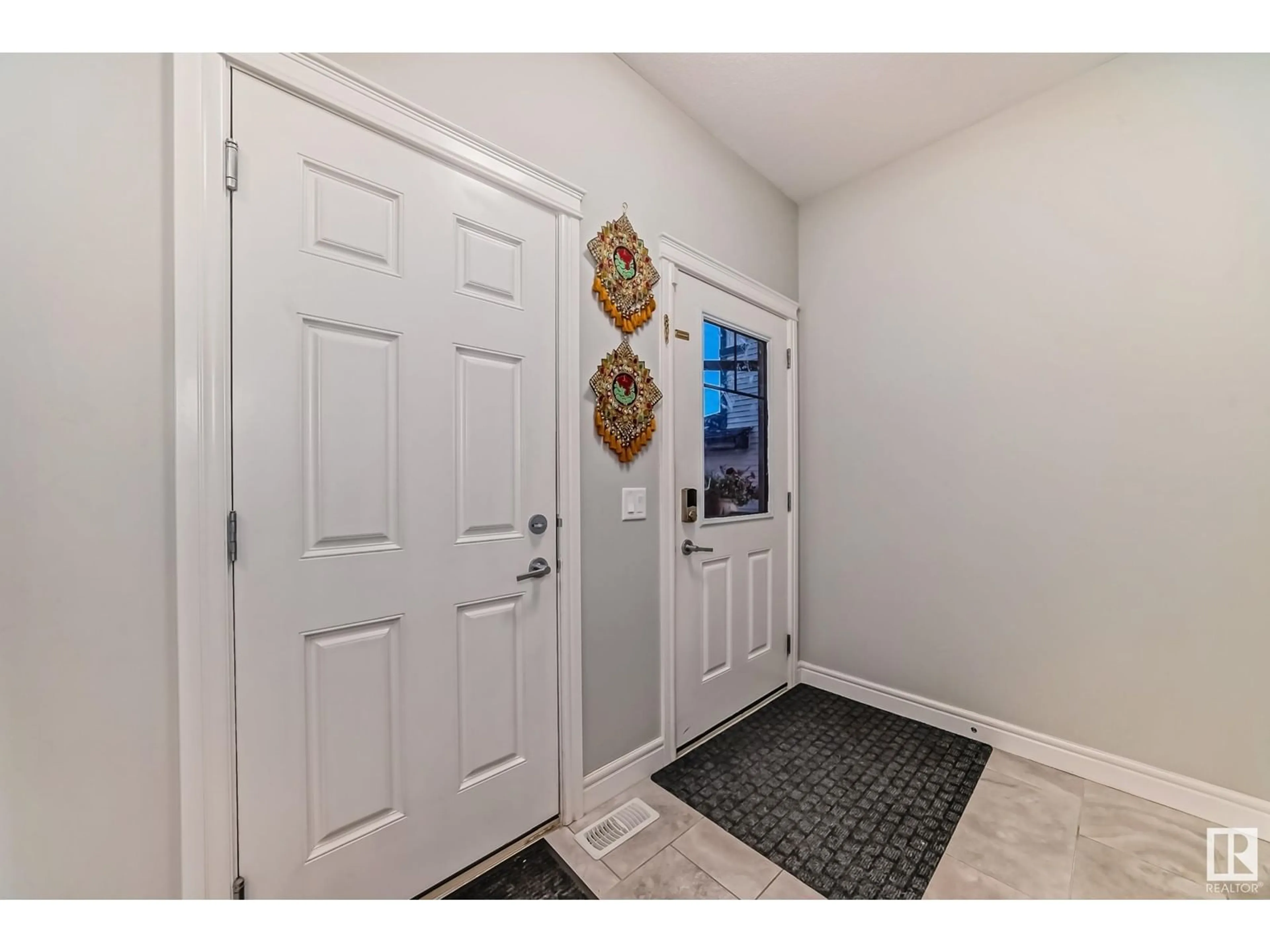 Indoor entryway, wood floors for 4631 175 AV NW, Edmonton Alberta T5Y4A1