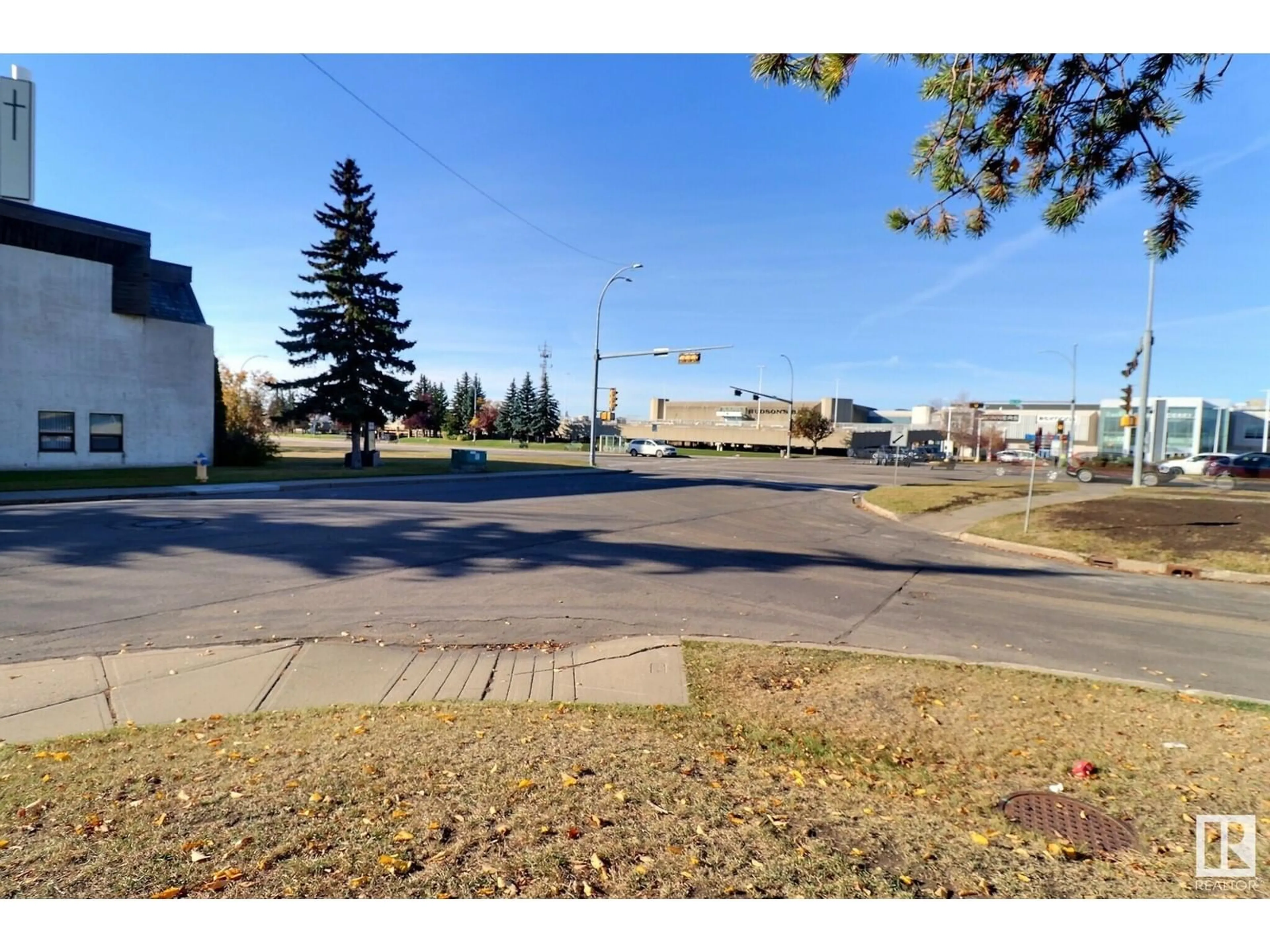 A pic from exterior of the house or condo, the street view for 106 VILLAGE ON THE GREEN GR NW, Edmonton Alberta T5A1H2