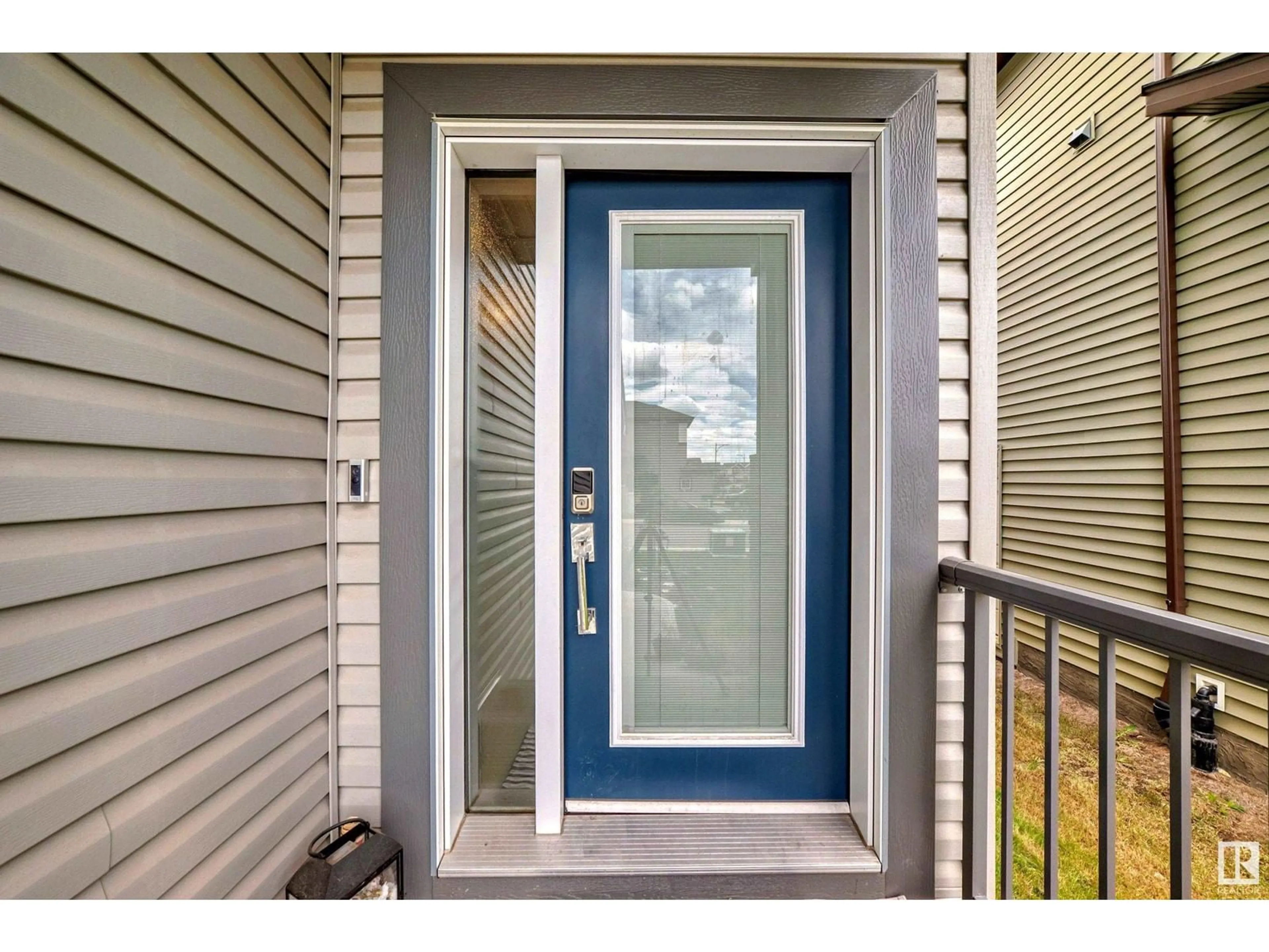 Indoor entryway for 4028 5 ST NW, Edmonton Alberta T6T2G2