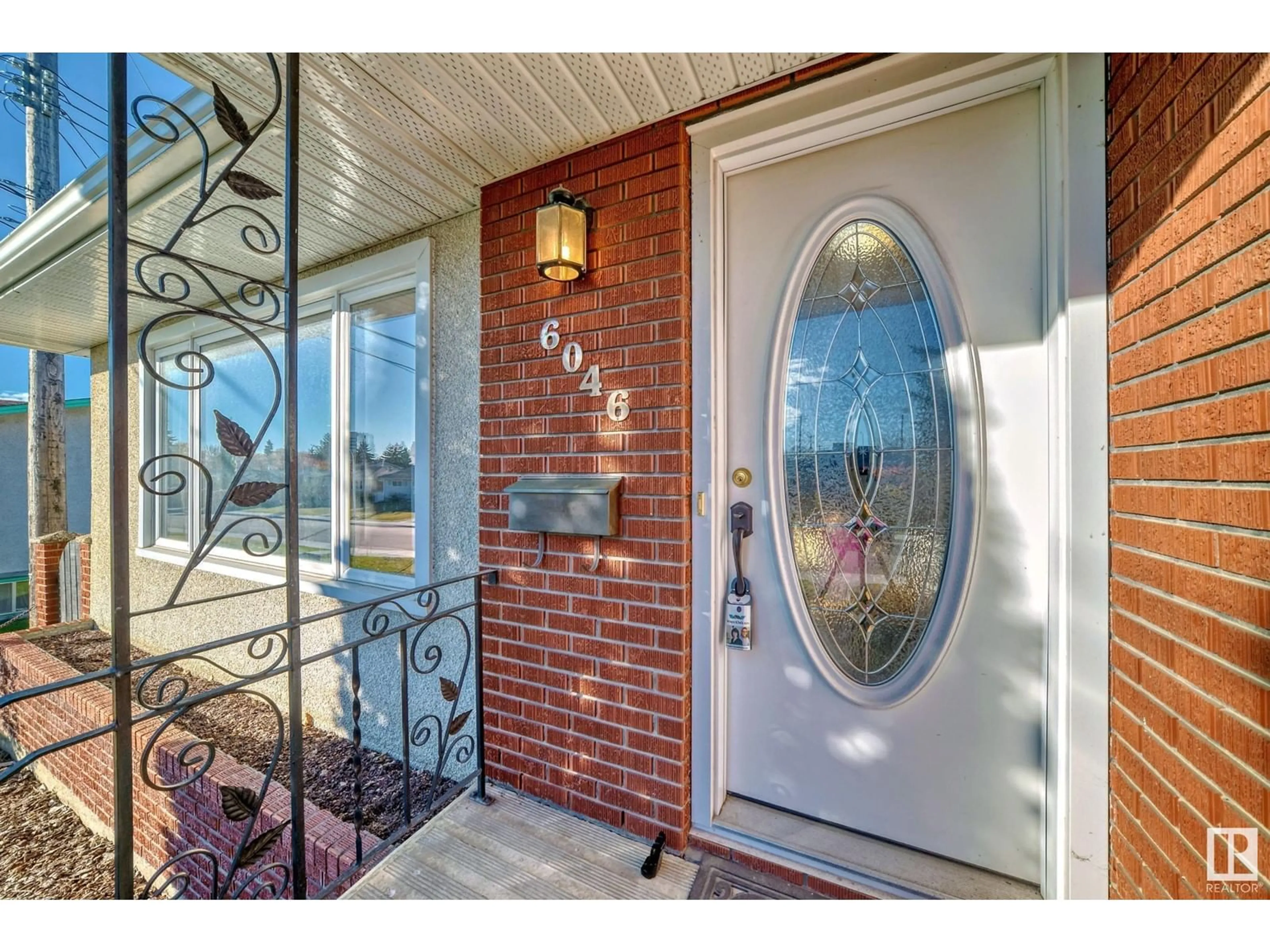 Indoor entryway for 6046 105A ST NW, Edmonton Alberta T6H2P6