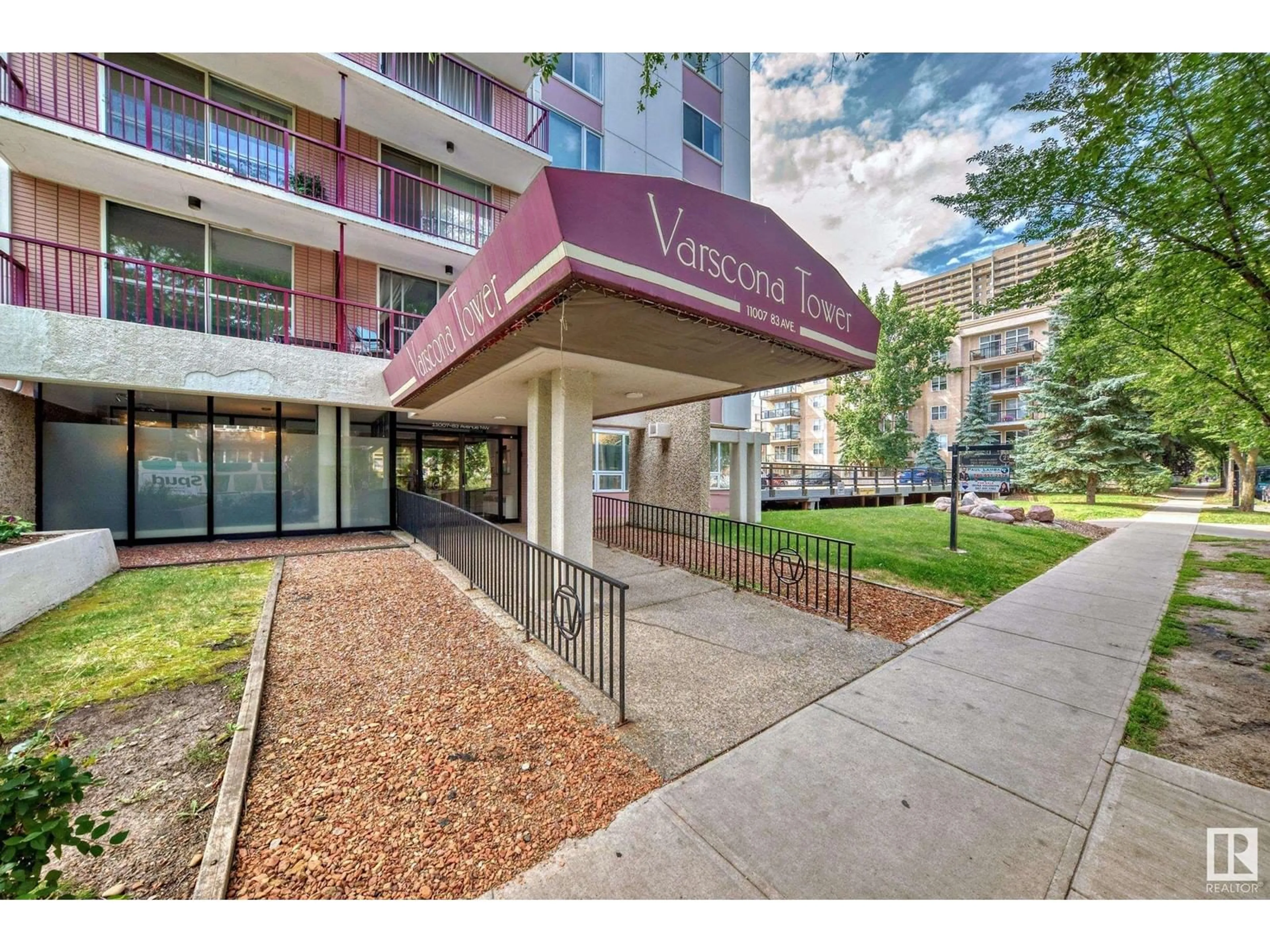 Indoor foyer for #404 11007 83 AV NW, Edmonton Alberta T6G0T9