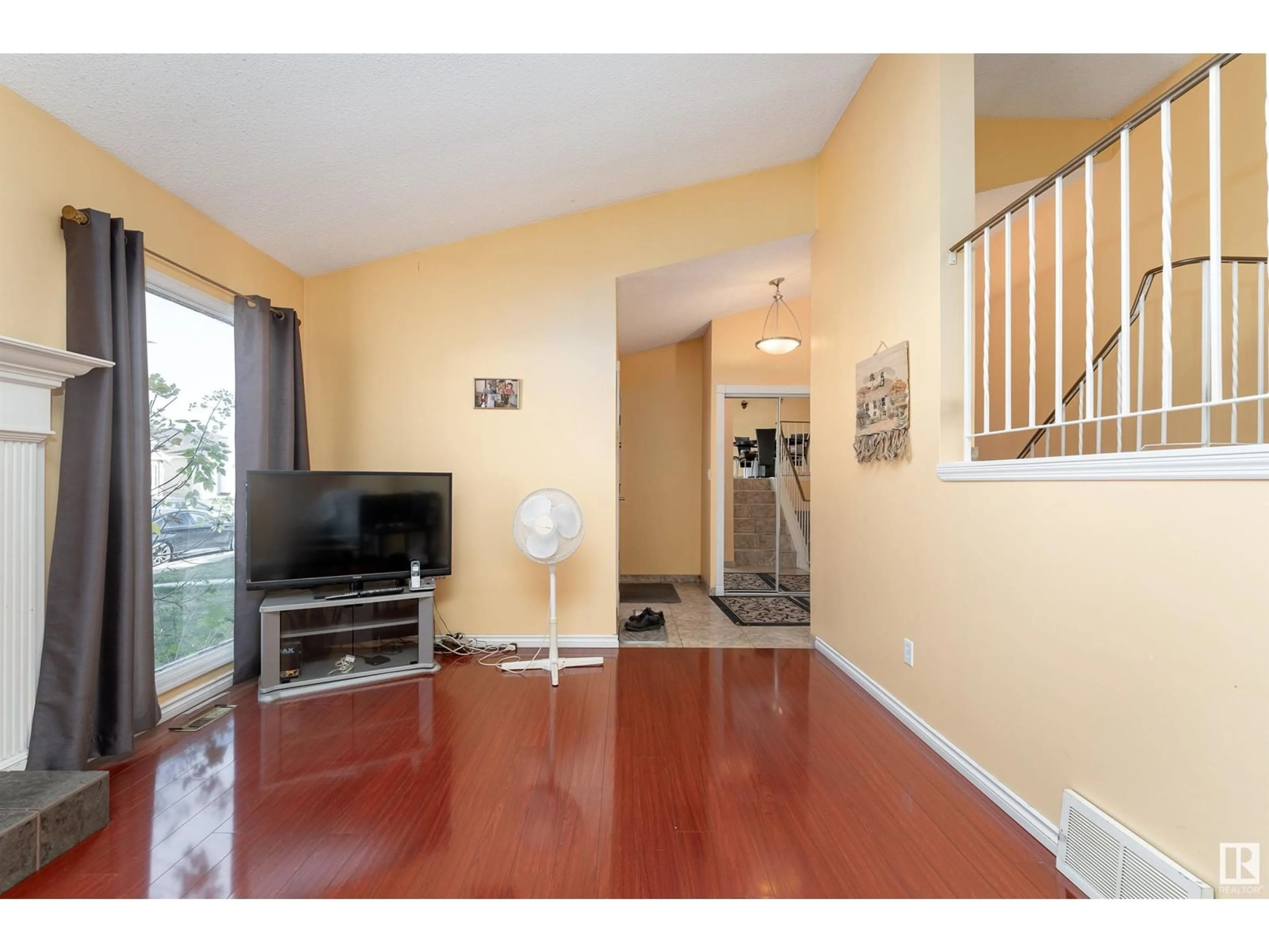 Indoor entryway, wood floors for 4346 38 ST NW, Edmonton Alberta T6L4K4