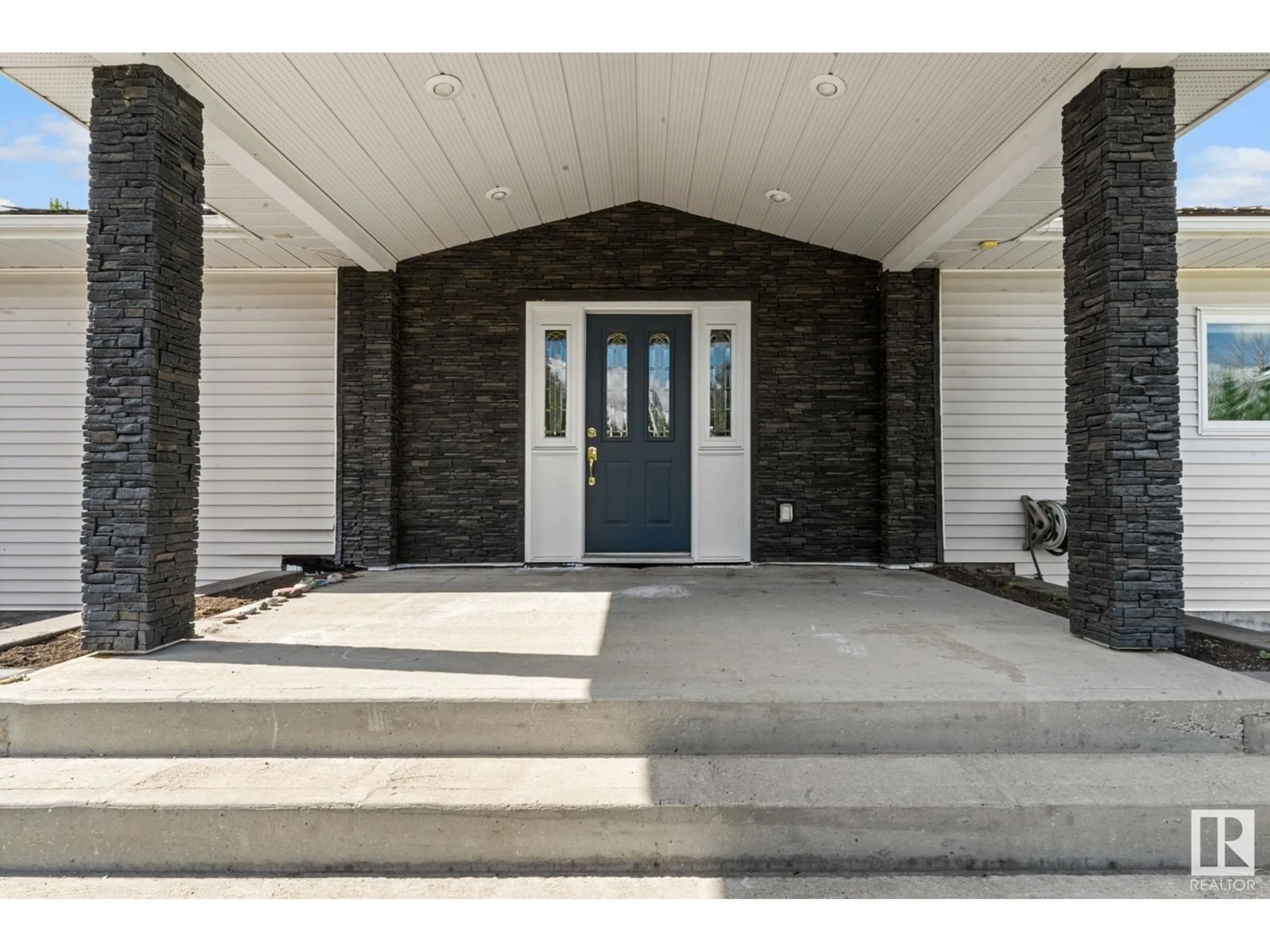 Indoor entryway, cement floor for 277 52514 RGE ROAD 223, Rural Strathcona County Alberta T8A4R5