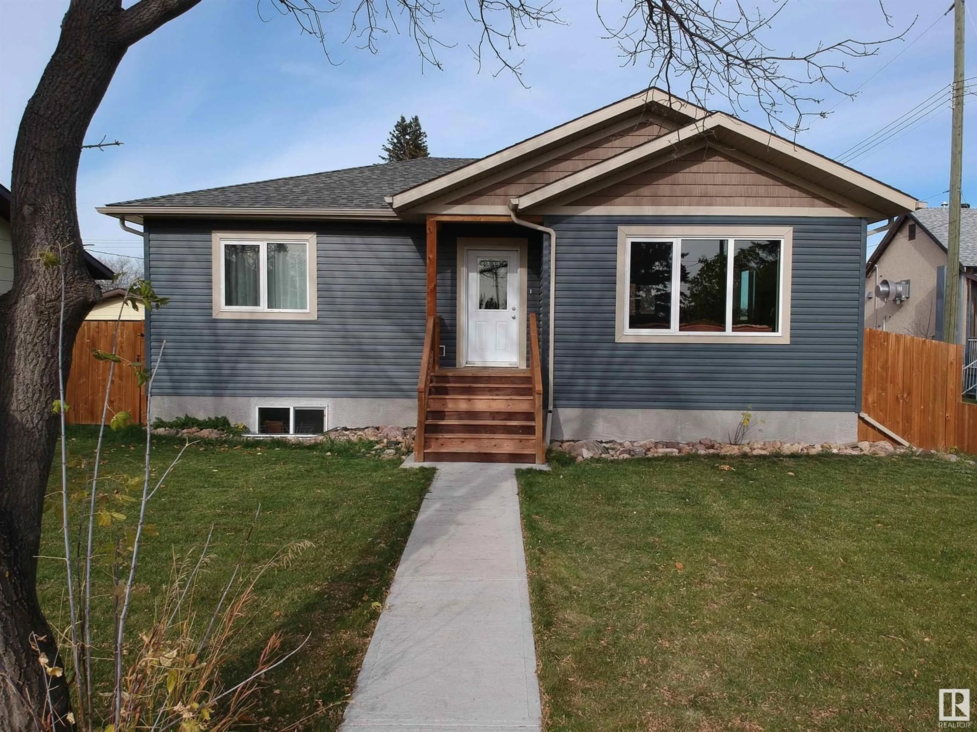 Home with vinyl exterior material for 5012 48 AV, Onoway Alberta T0E1V0