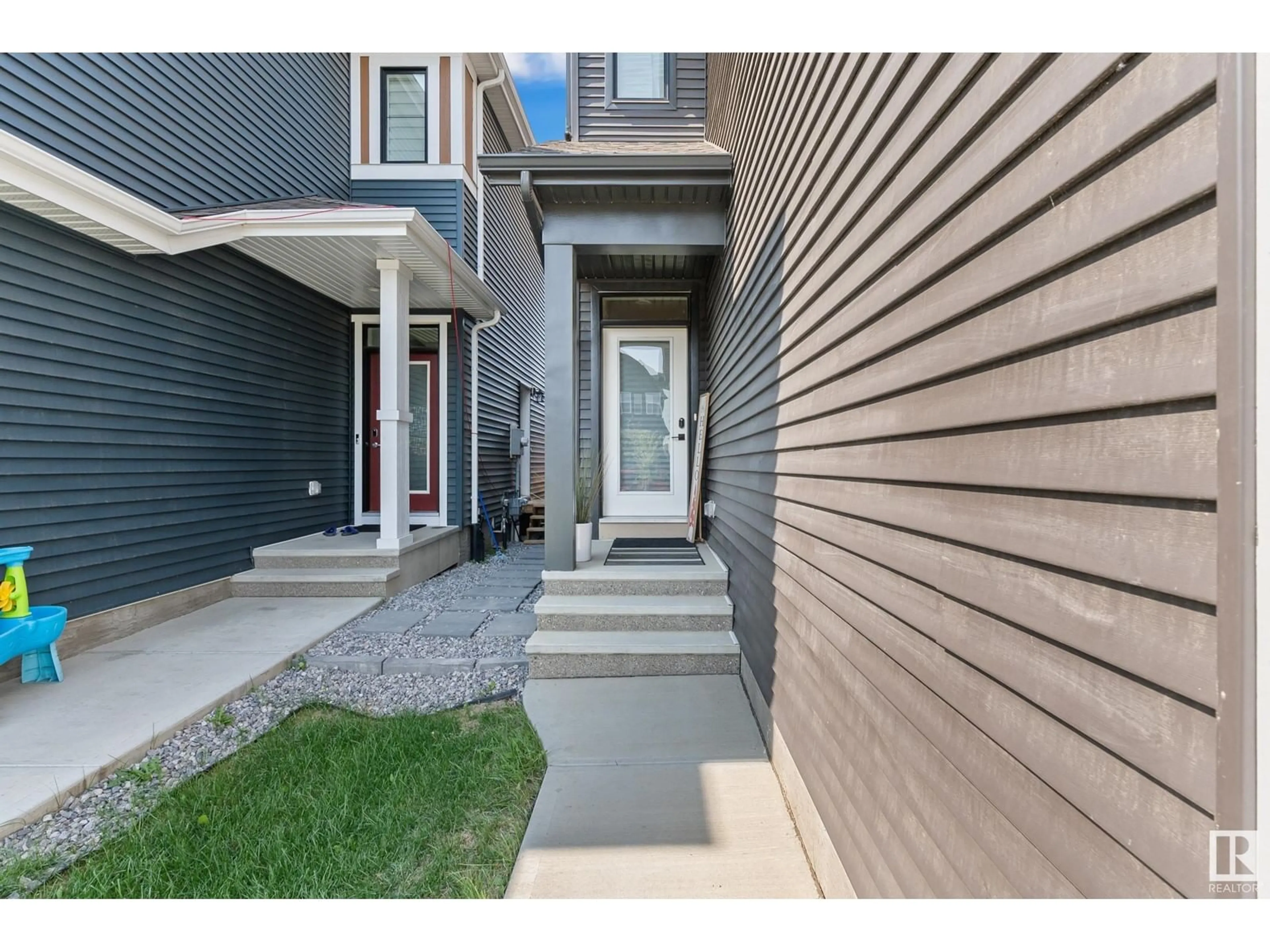 Indoor entryway, cement floor for 4108 HAWTHORN CO SW, Edmonton Alberta T6X2Y8