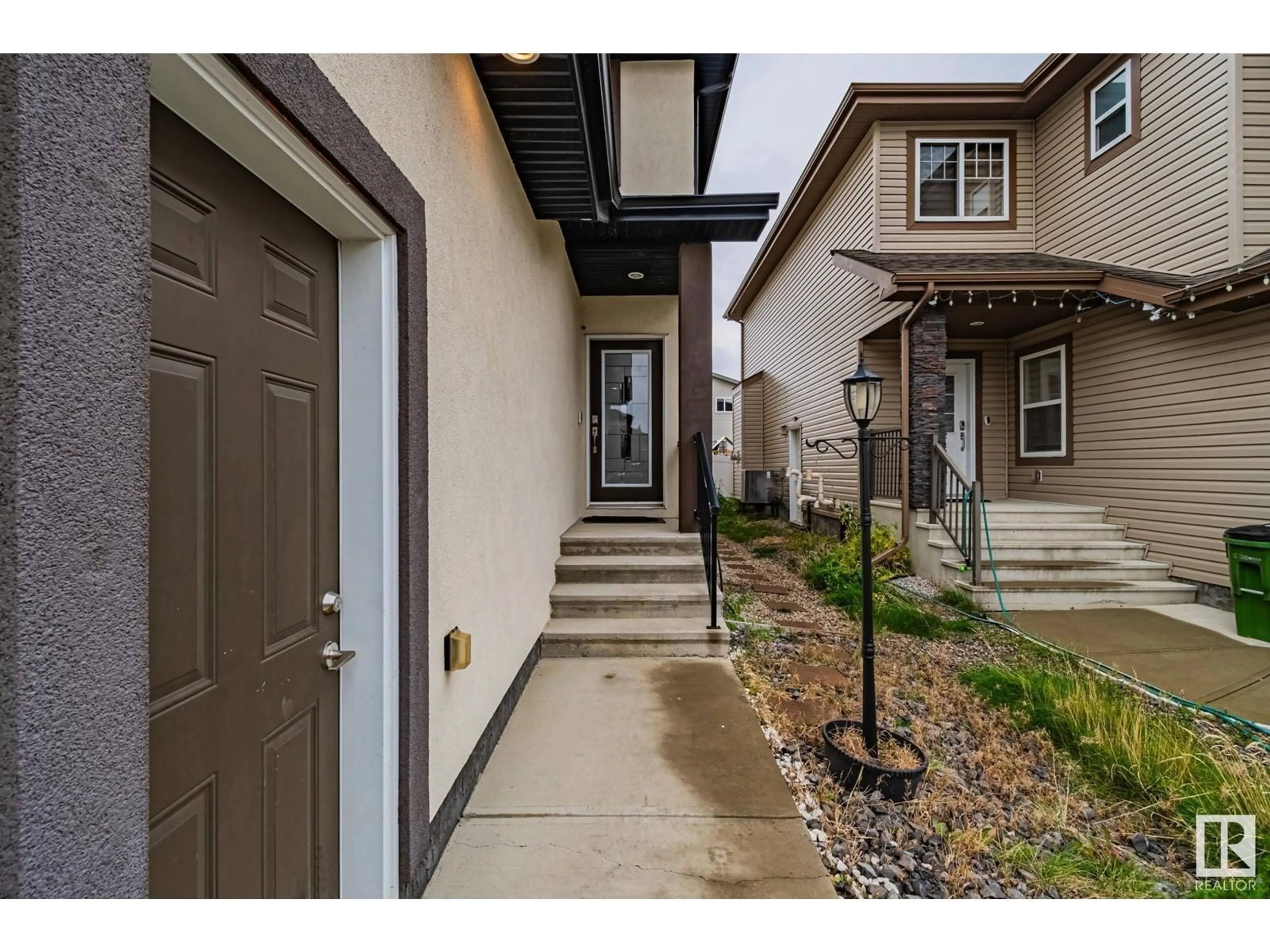 Indoor entryway for 16727 61 St NW, Edmonton Alberta T5Y0W7