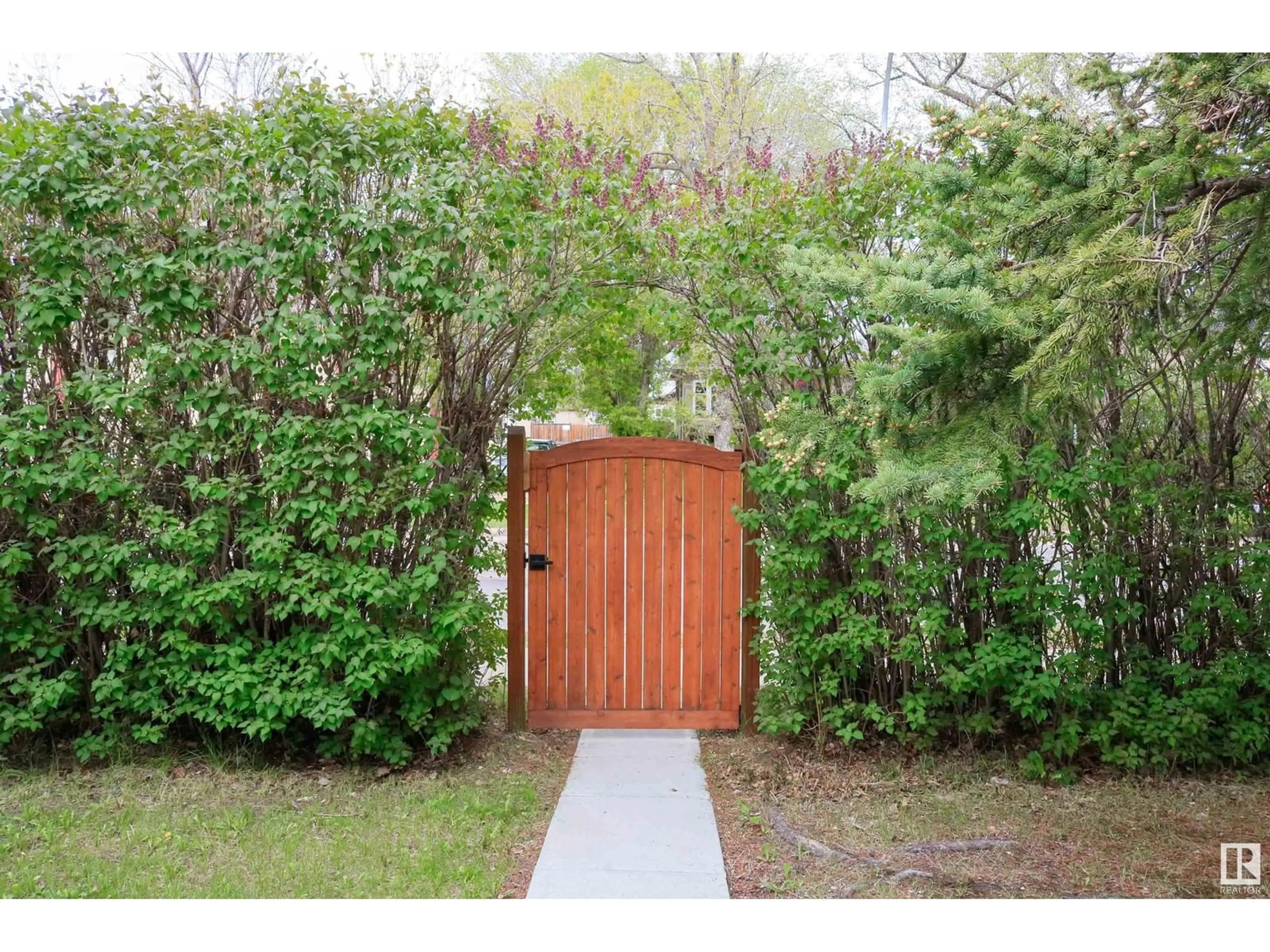 Indoor entryway, wood floors for 8907 76 AV NW, Edmonton Alberta T6C0J6