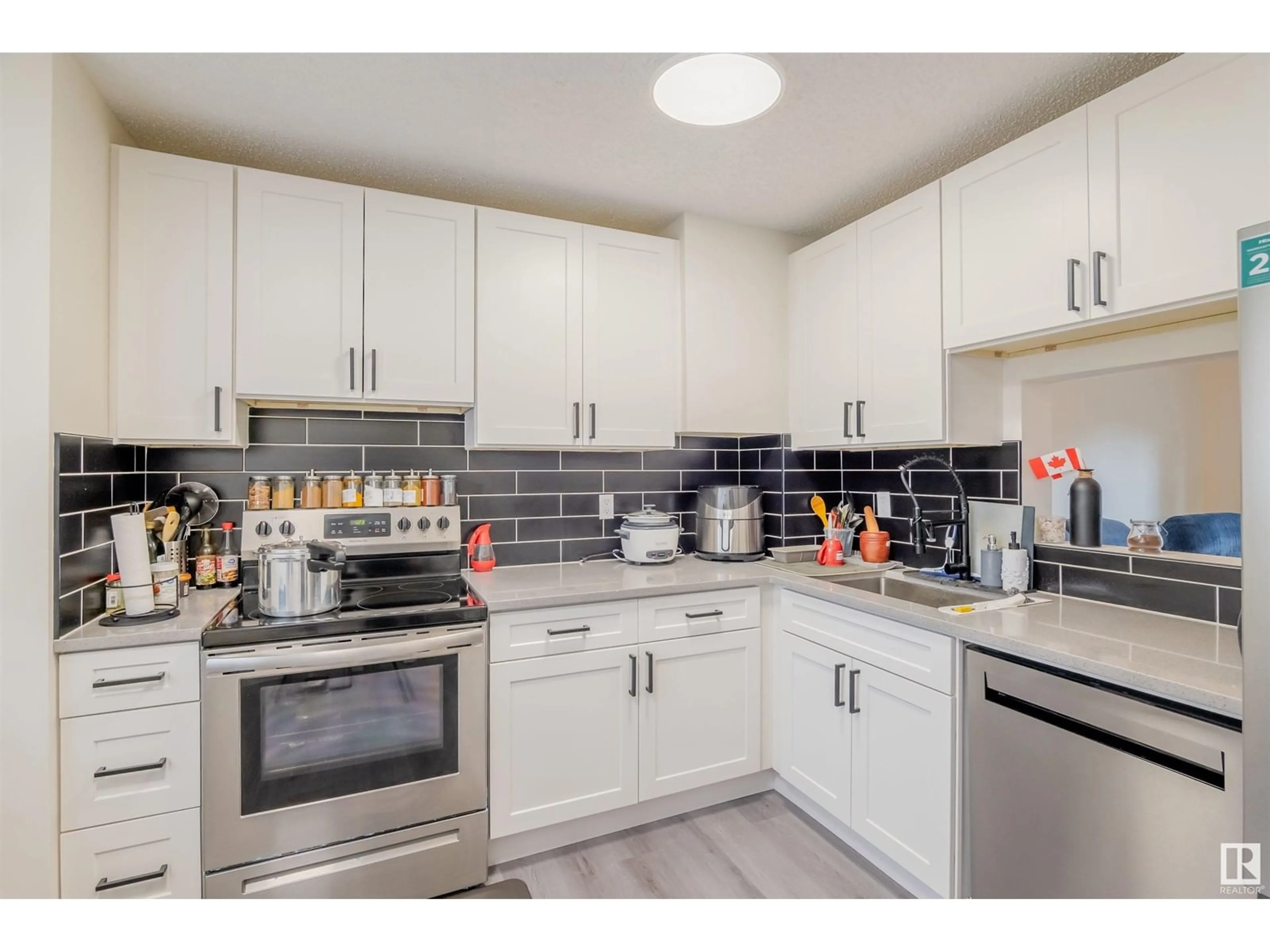 Standard kitchen for 1710 37 ST NW NW, Edmonton Alberta T6L2R7