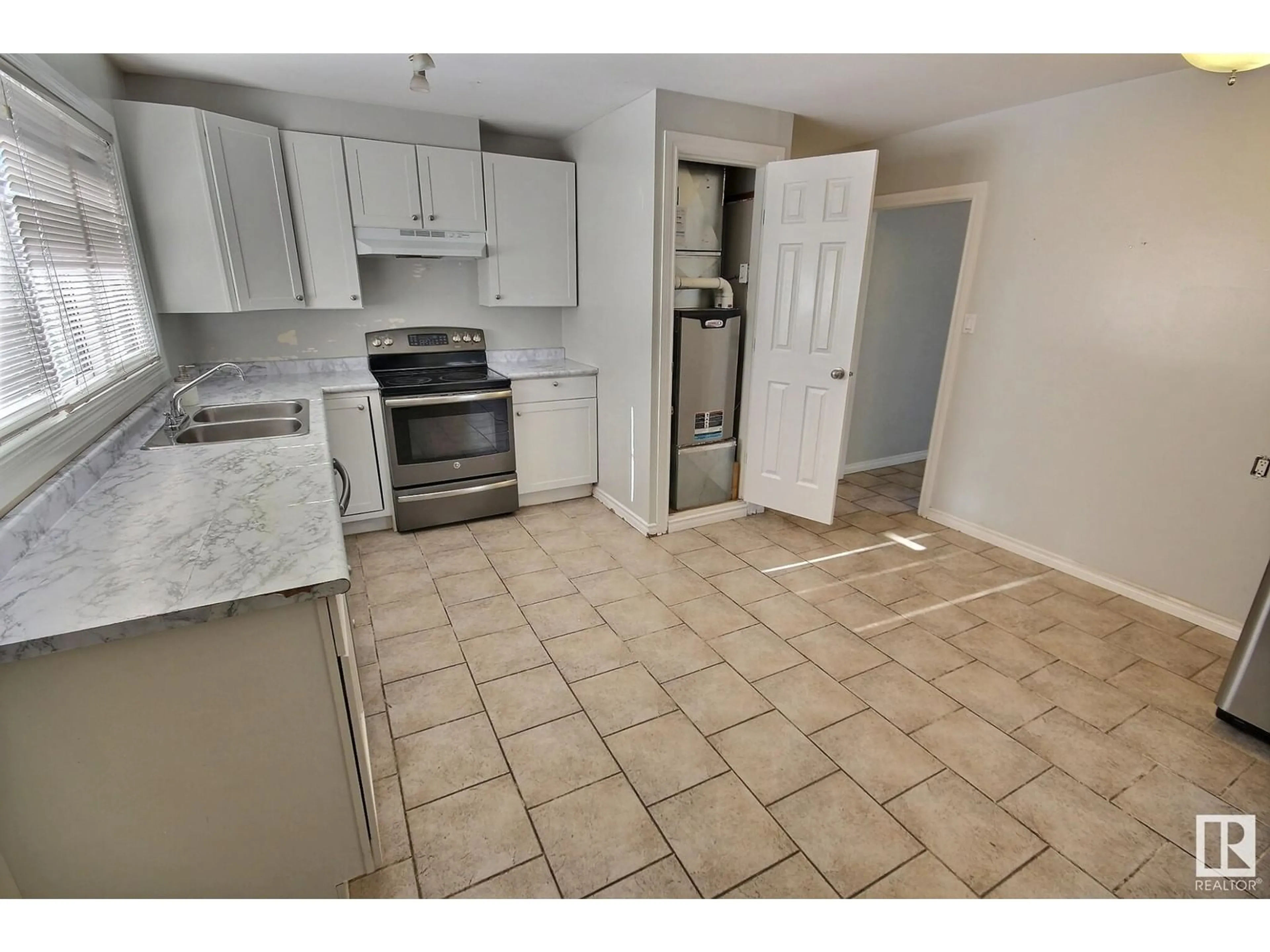 Standard kitchen, unknown floor, cottage for 10507 52 AV NW, Edmonton Alberta T6H0N9