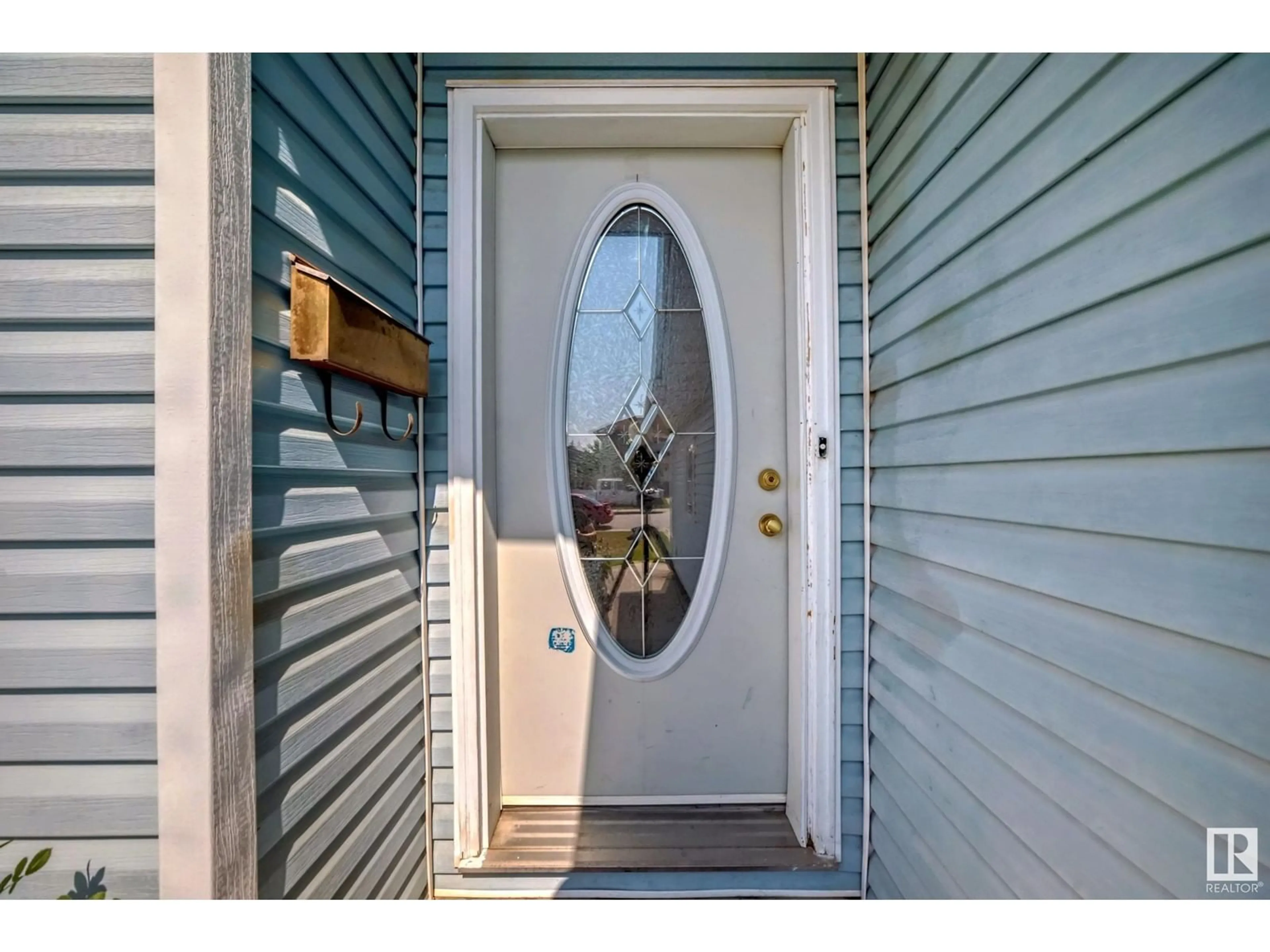 Indoor entryway for 19032 56 AV NW NW, Edmonton Alberta T6M2L3