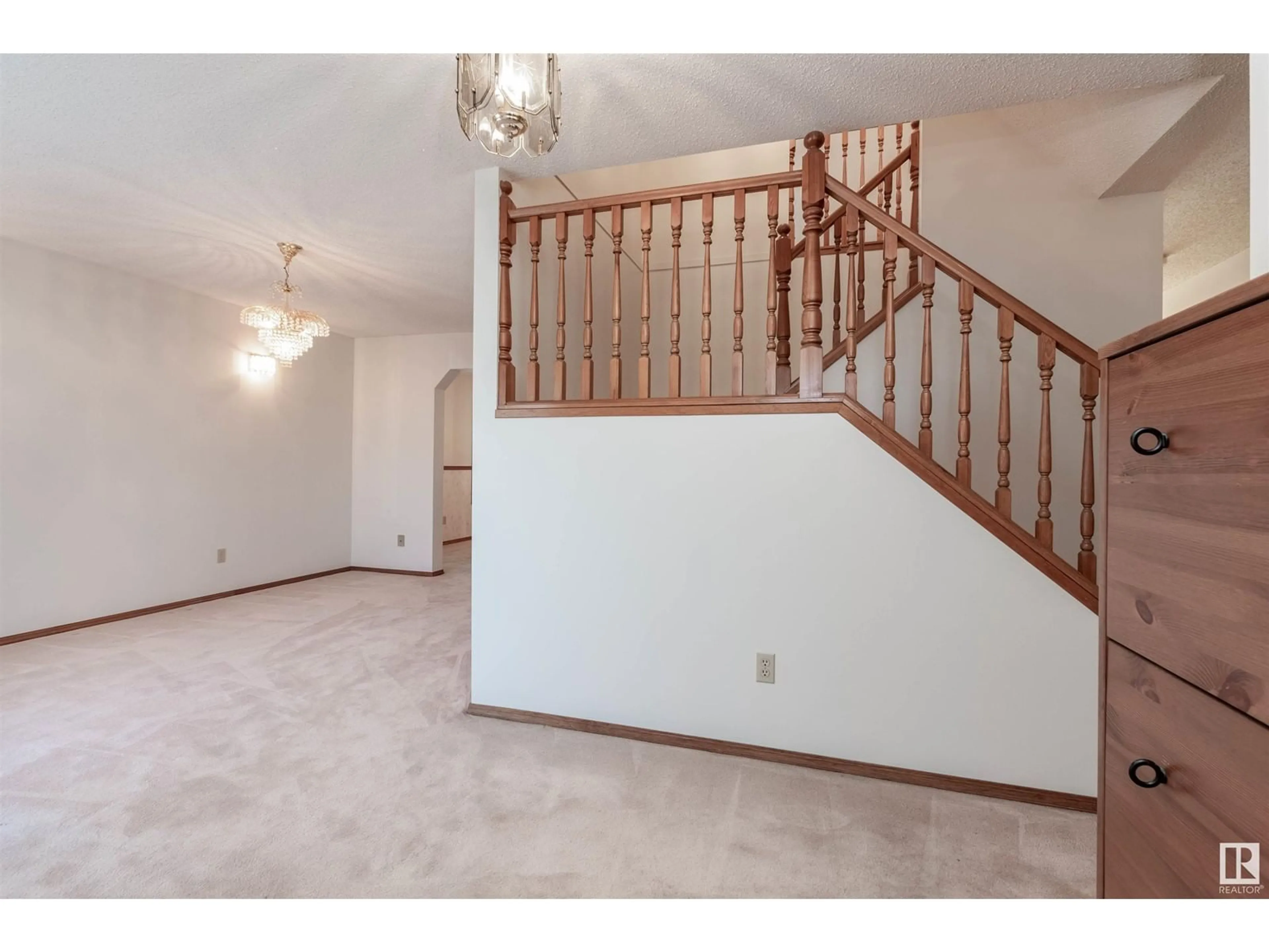 Indoor foyer, wood floors for 7535 154 AV NW, Edmonton Alberta T5Z2X6