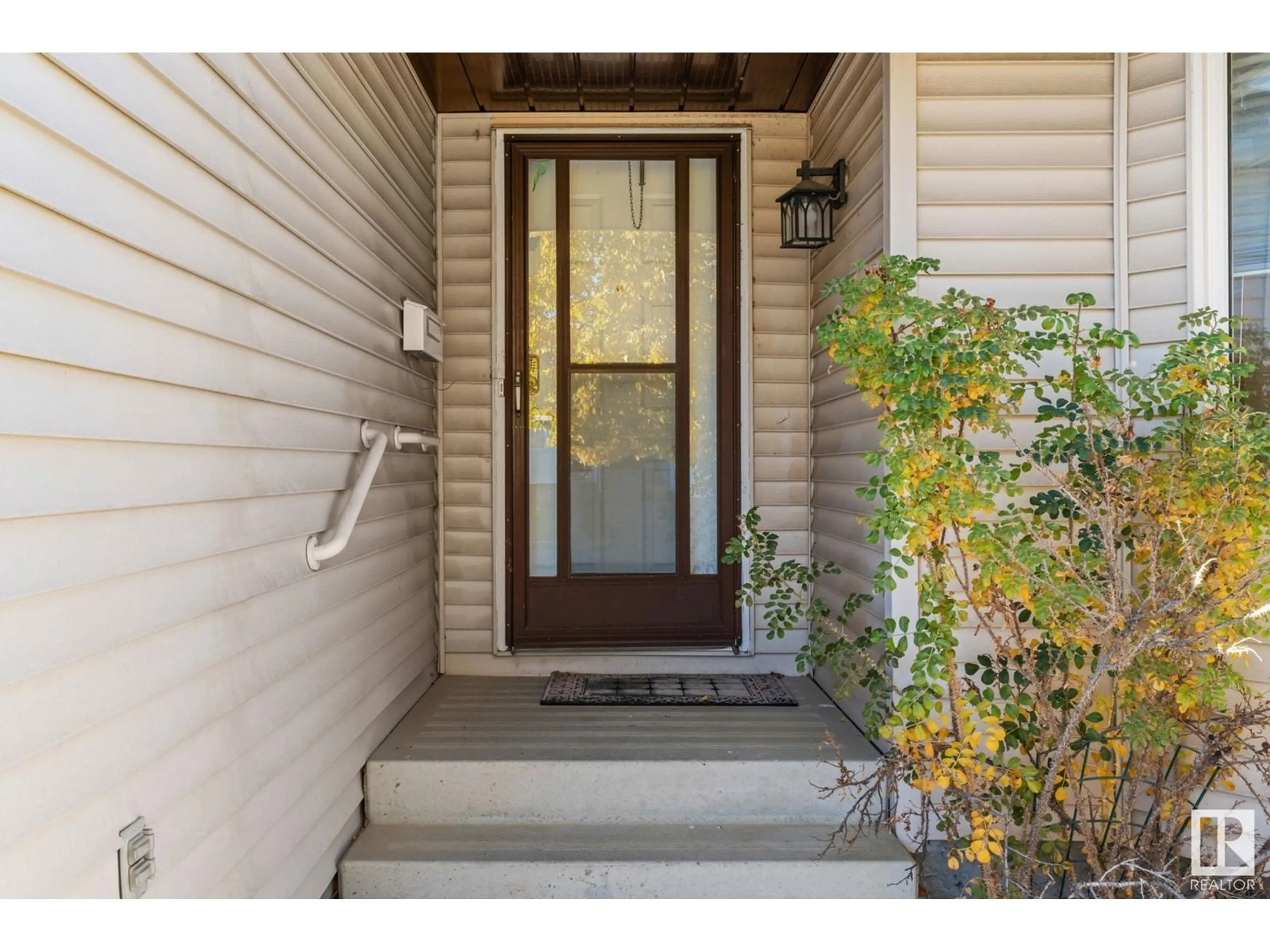 Indoor entryway, wood floors for 5977 189 ST NW, Edmonton Alberta T6M2J1