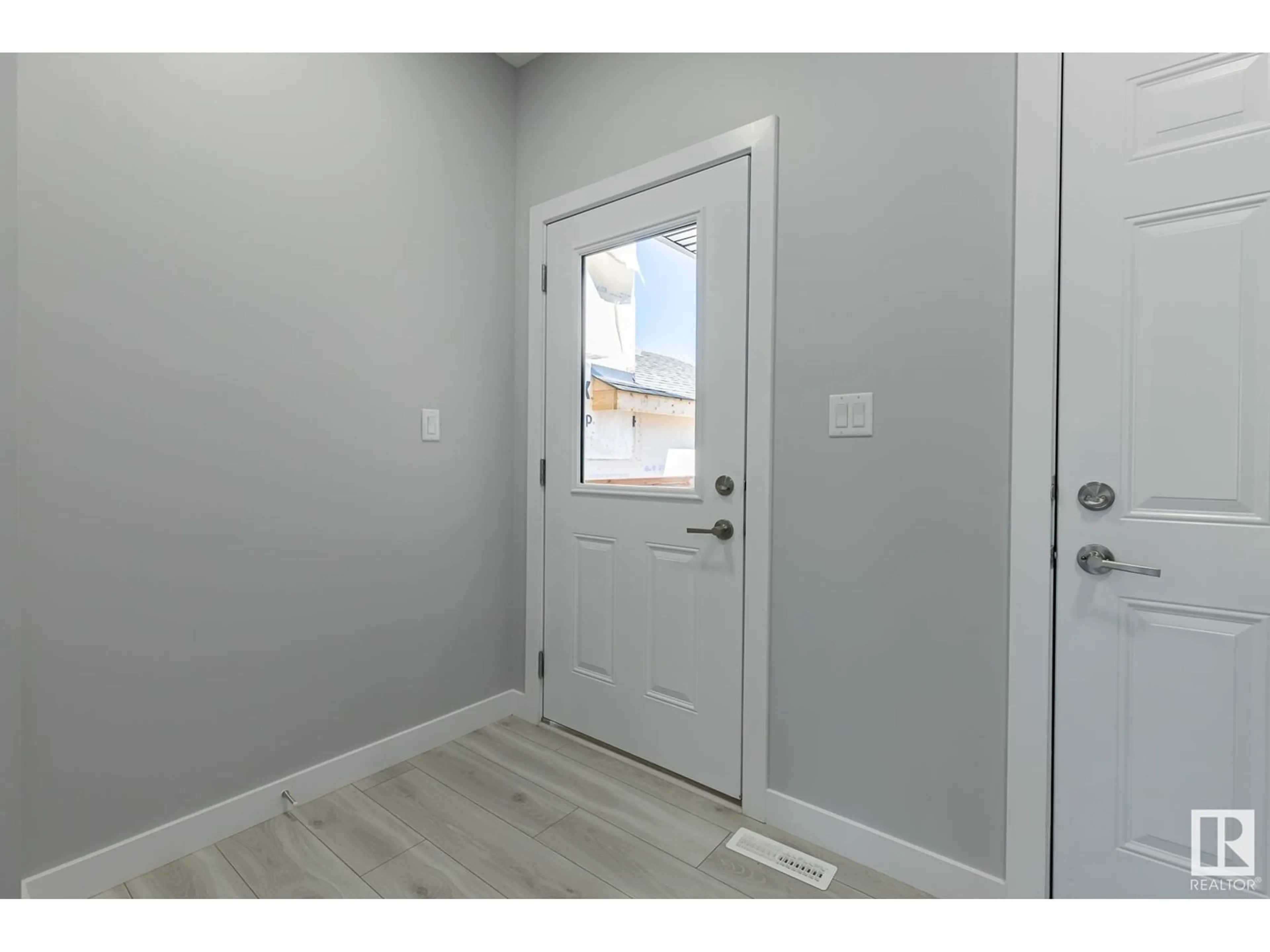 Indoor entryway, wood floors for 19127 29 AV NW, Edmonton Alberta T6M3B5