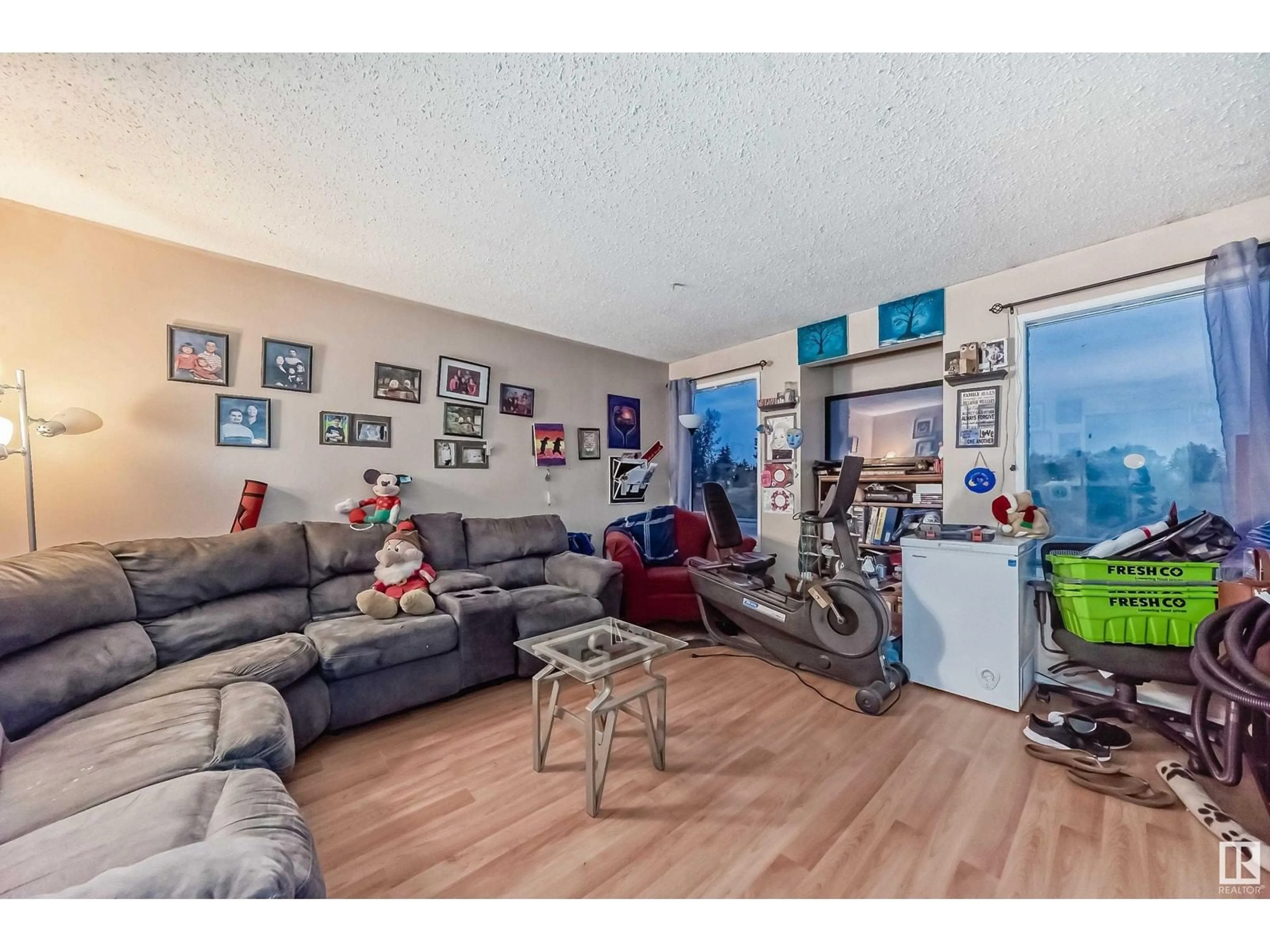 Living room, not visible floor for 974 KNOTTWOOD S NW, Edmonton Alberta T6K3H7