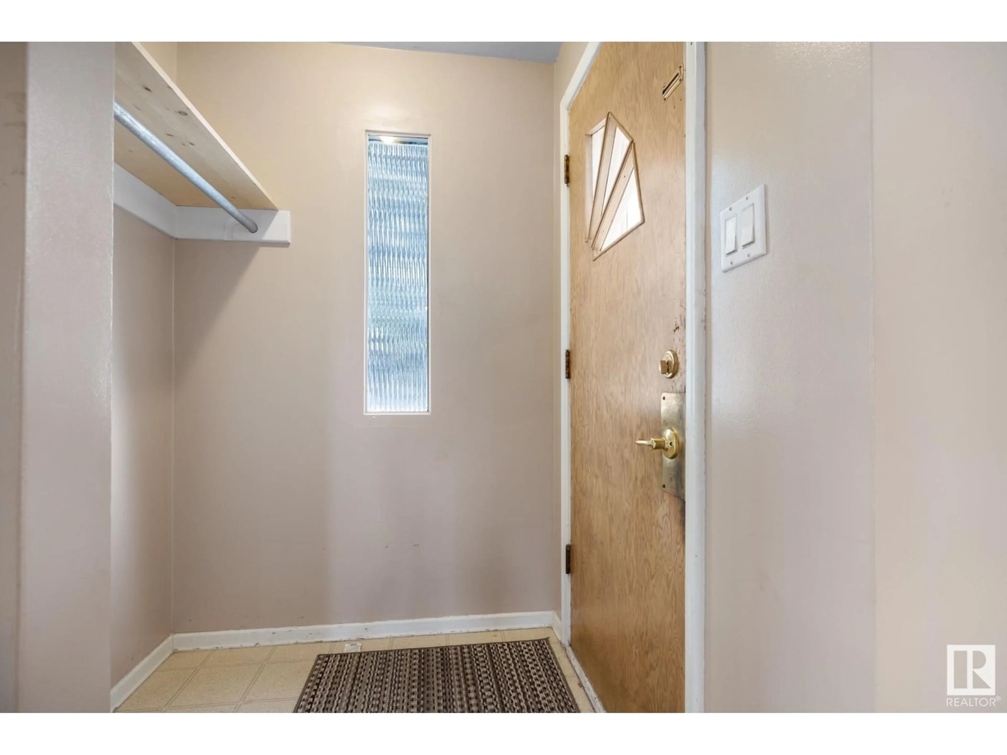 Indoor entryway, unknown floor for 11112/11116 116 ST NW, Edmonton Alberta T5G2V6