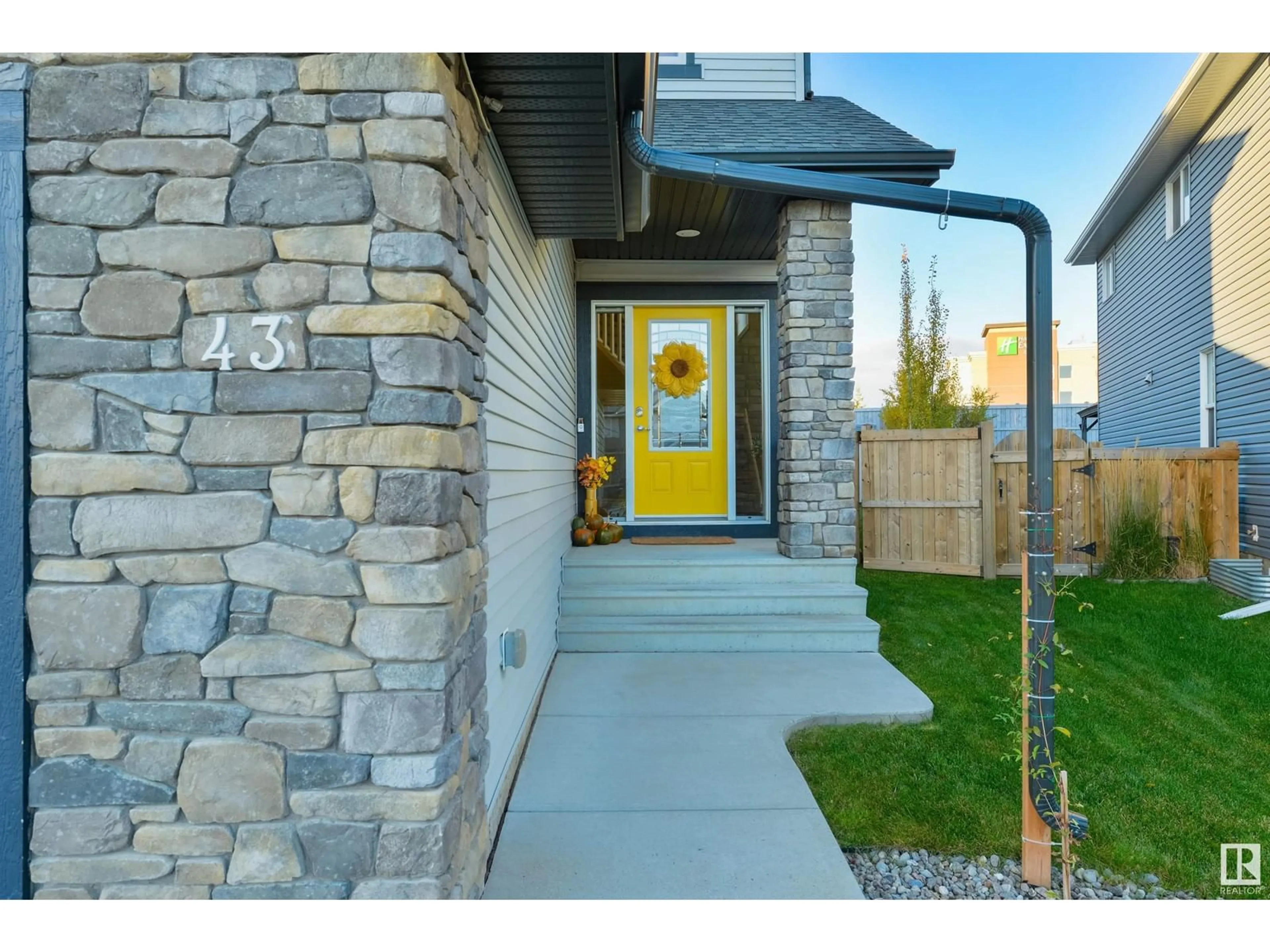 Indoor entryway, cement floor for 43 MEADOWVIEW LD, Spruce Grove Alberta T7X0N7