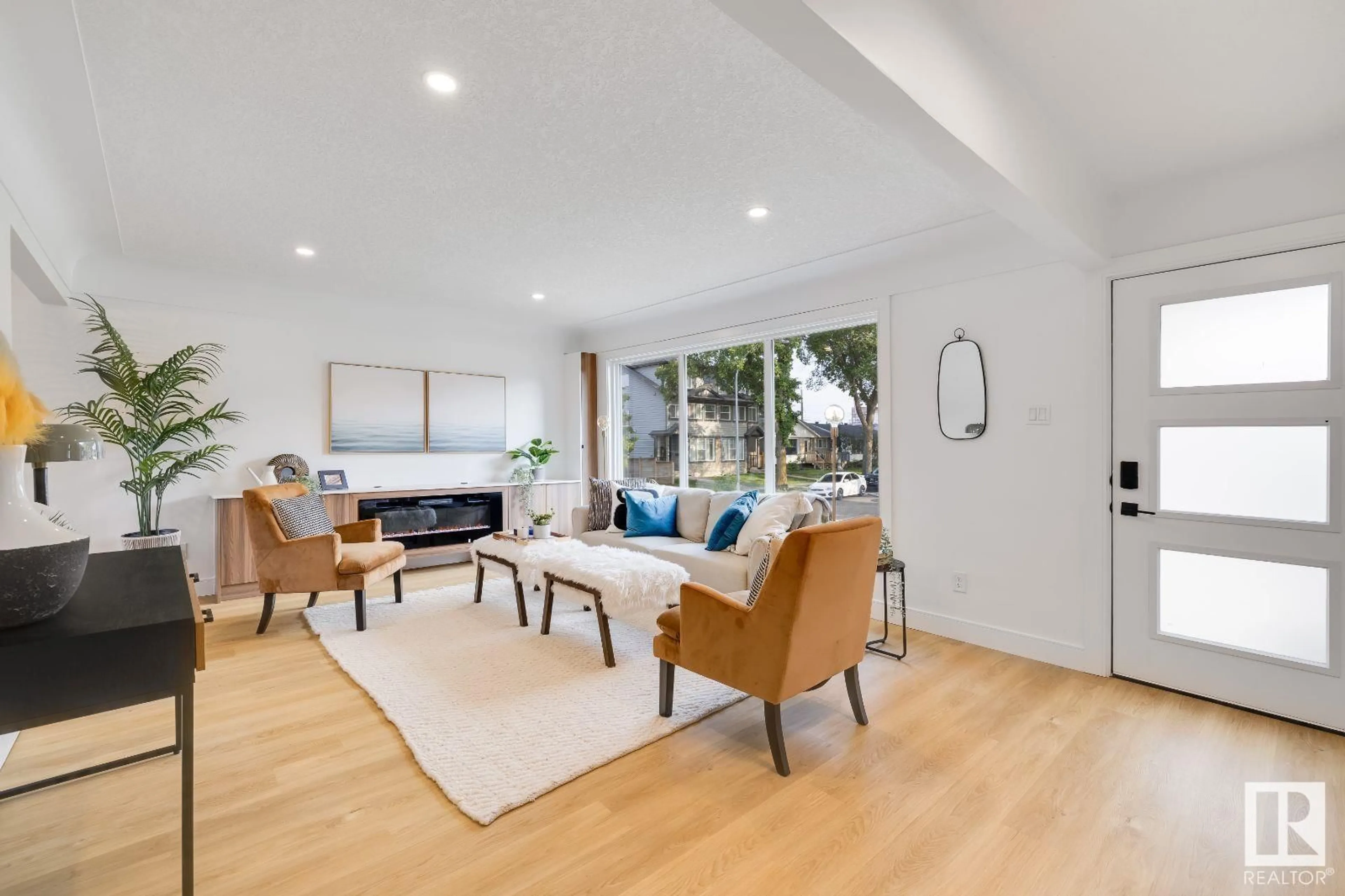 Living room, wood floors for 10416 66 AV NW, Edmonton Alberta T6H1X1