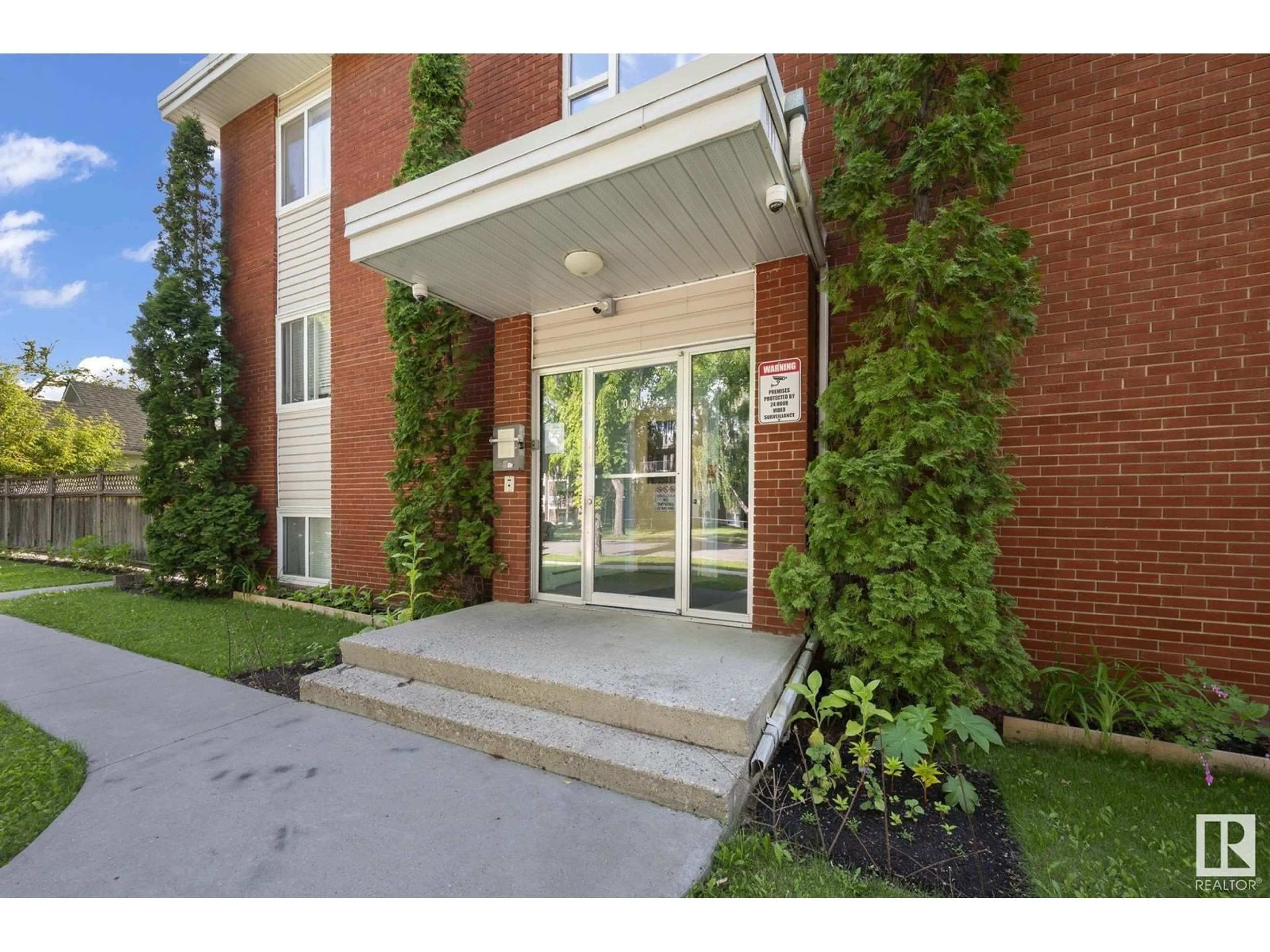 Indoor foyer for #1 10812 115 ST NW, Edmonton Alberta T5H3L1