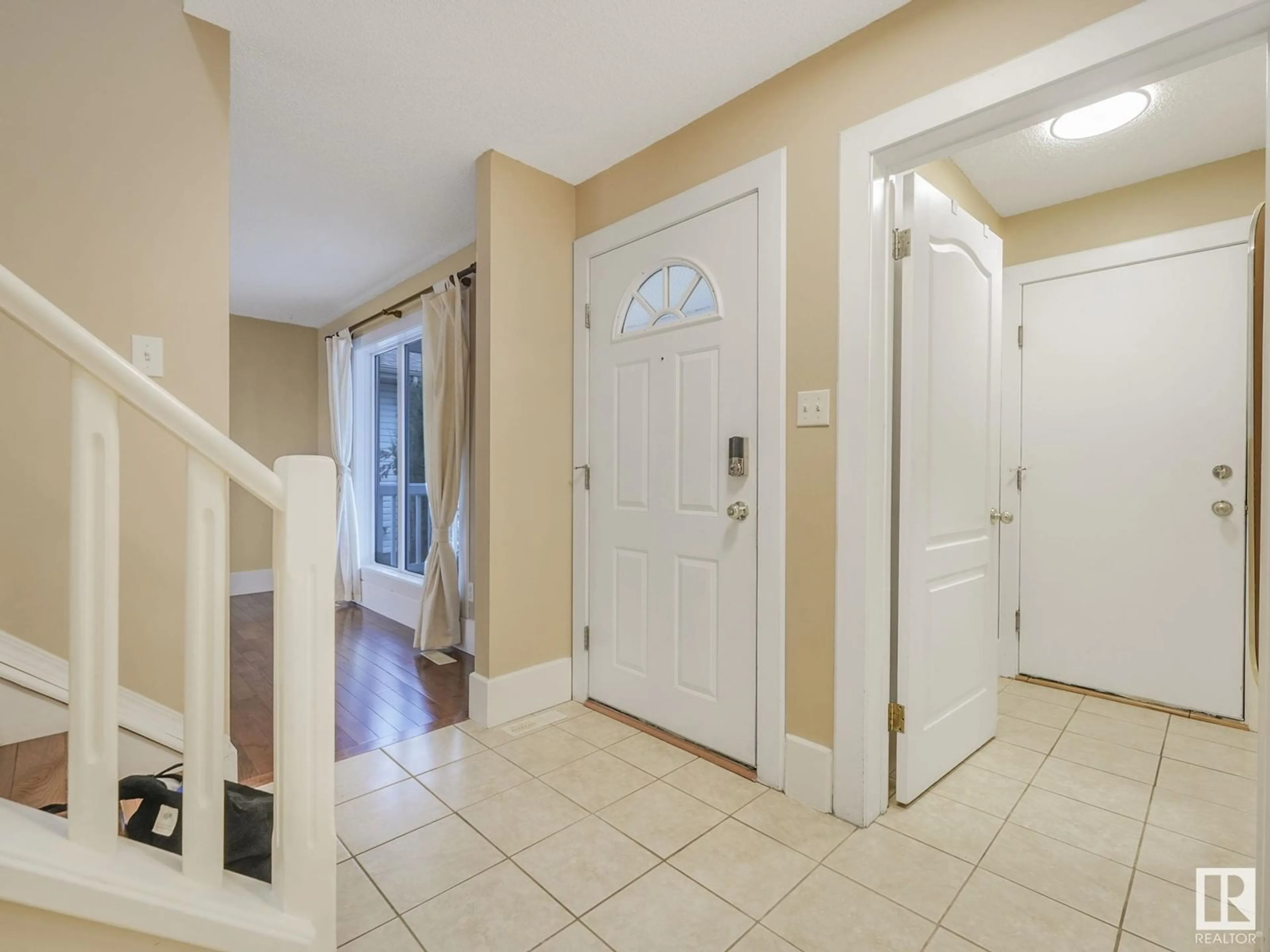 Indoor entryway, wood floors for 11307 10 AV NW, Edmonton Alberta T6J6S2