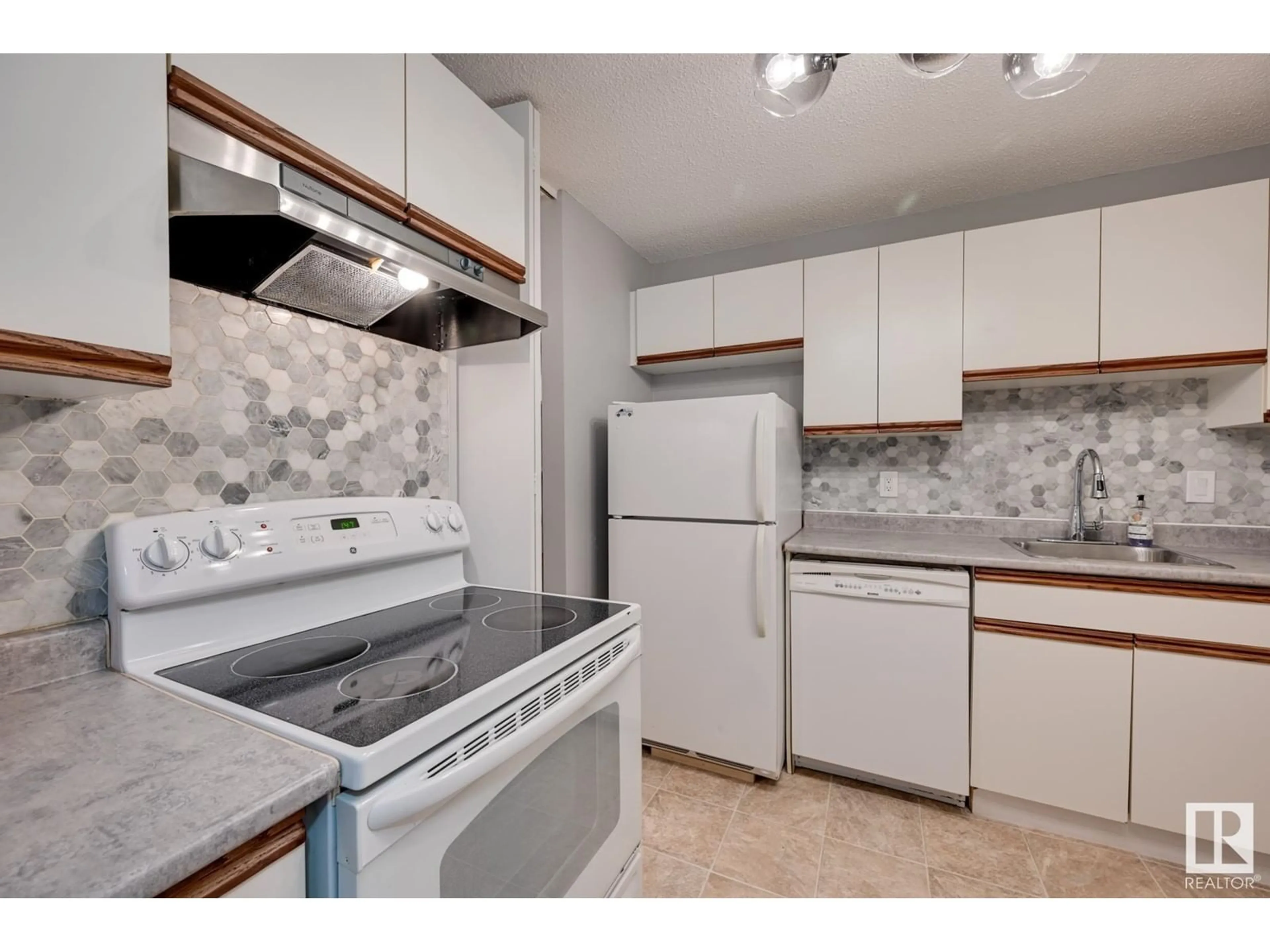 Standard kitchen, ceramic floors for 1886 111A ST NW, Edmonton Alberta T6J4T7