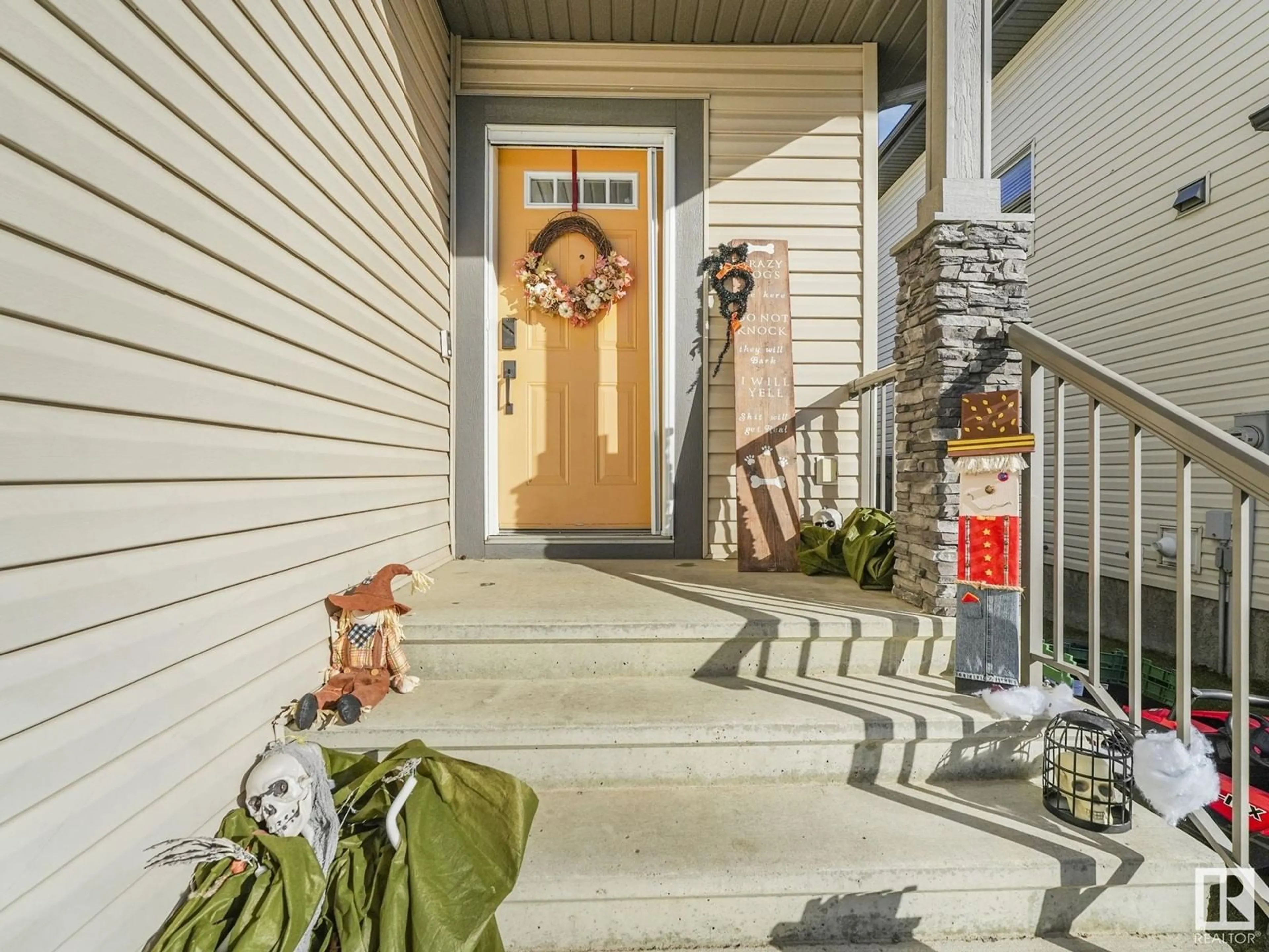 Indoor entryway, wood floors for 55 HARTWICK CO, Spruce Grove Alberta T7X0K2