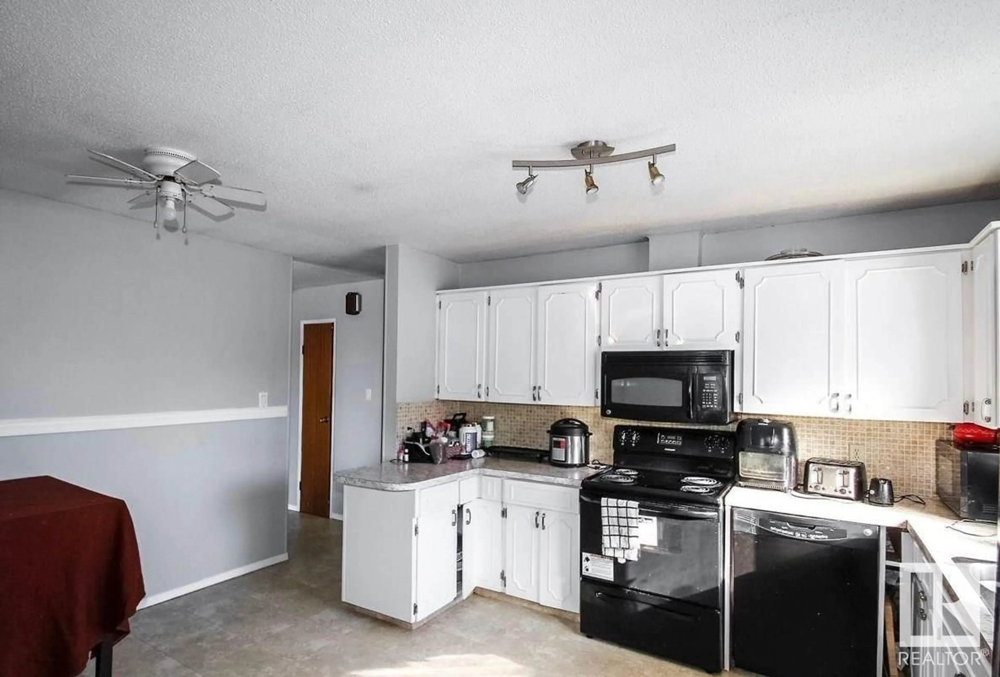 Standard kitchen, wood floors, cottage for 5134 47 Avenue SW, St. Paul Town Alberta T0A3A4