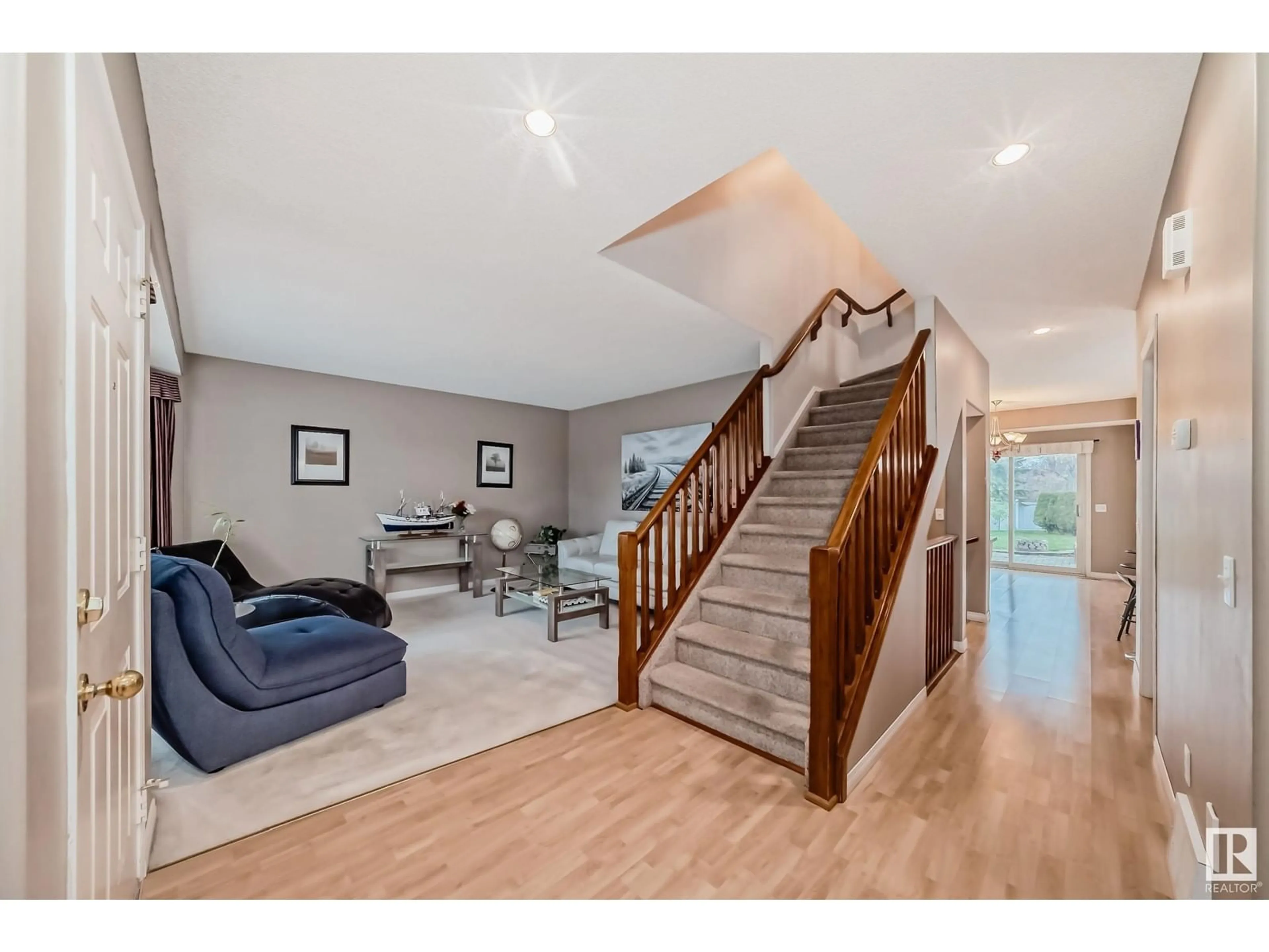 Indoor foyer, wood floors for 11328 9 AV NW, Edmonton Alberta T6J6W4