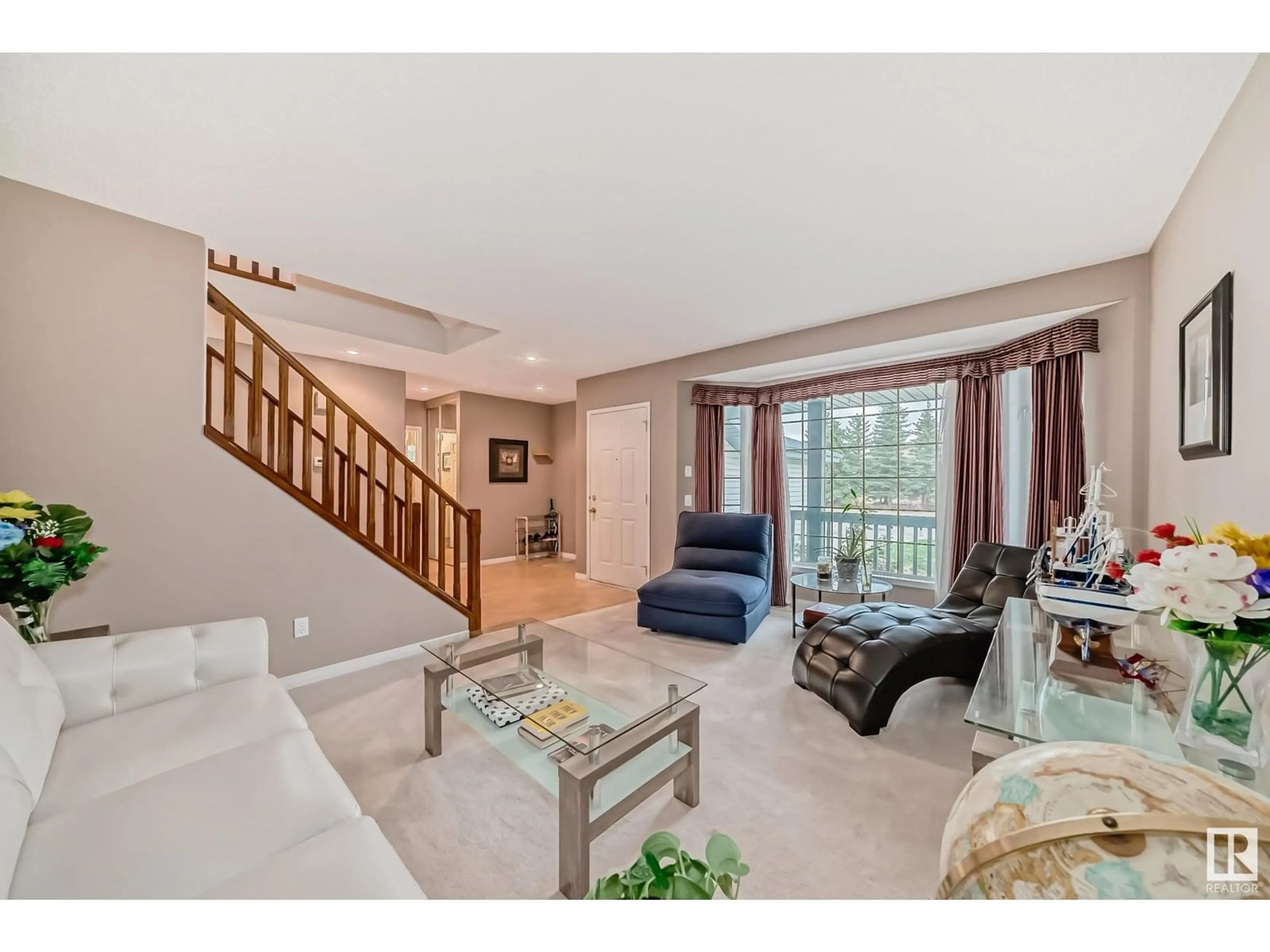 Living room, wood floors for 11328 9 AV NW, Edmonton Alberta T6J6W4