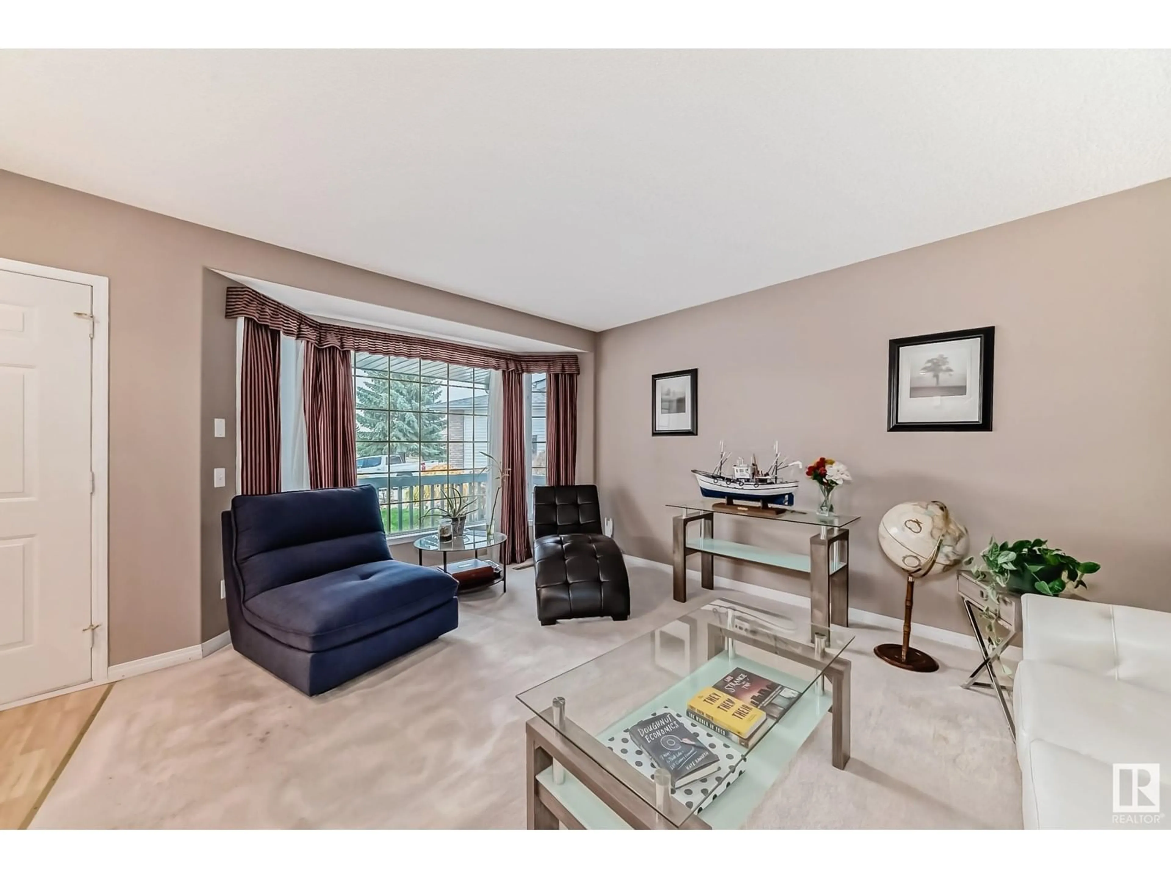 Living room, wood floors for 11328 9 AV NW, Edmonton Alberta T6J6W4