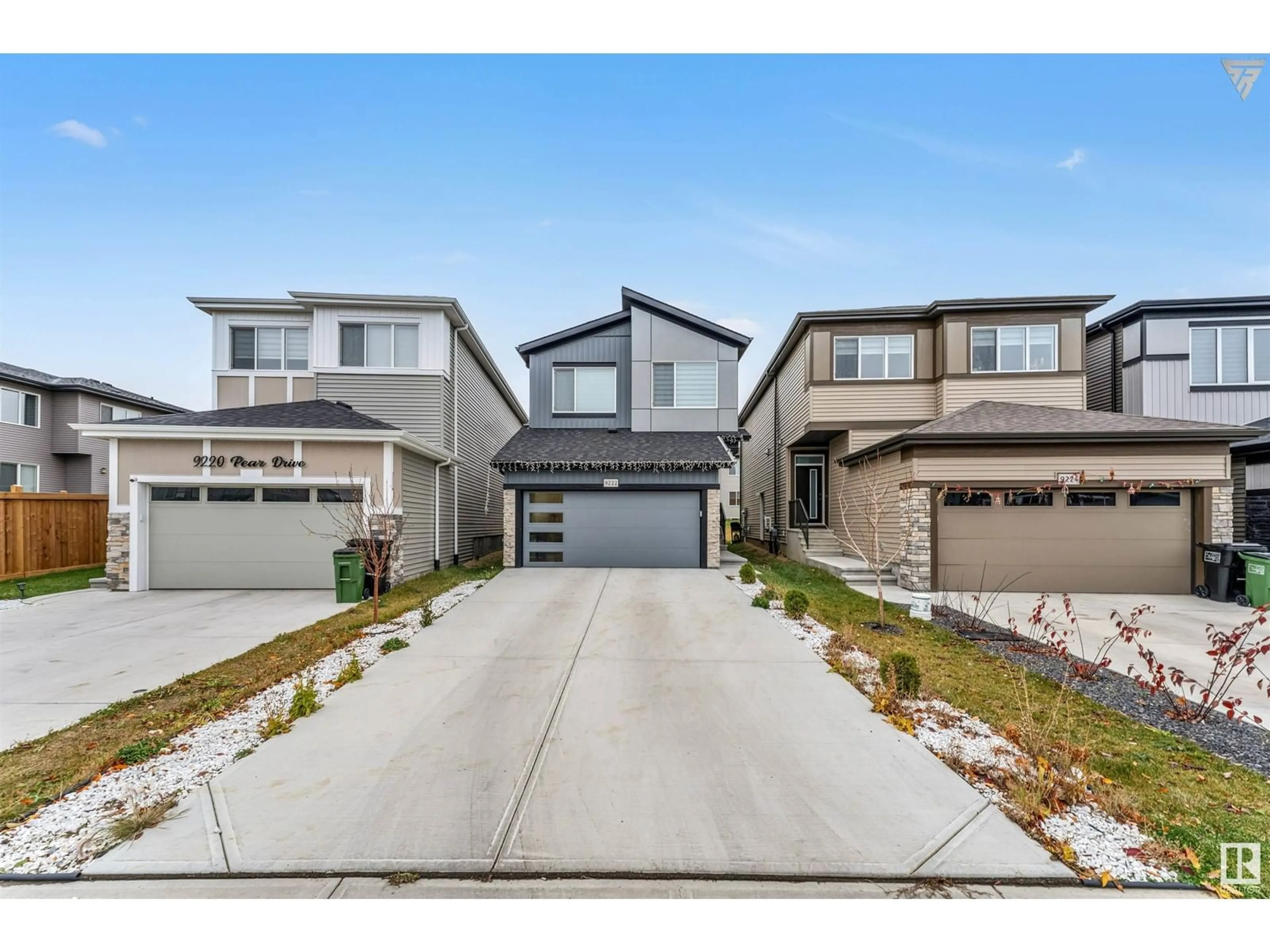 Frontside or backside of a home, the street view for 9222 PEAR DR SW, Edmonton Alberta T6X2Z4