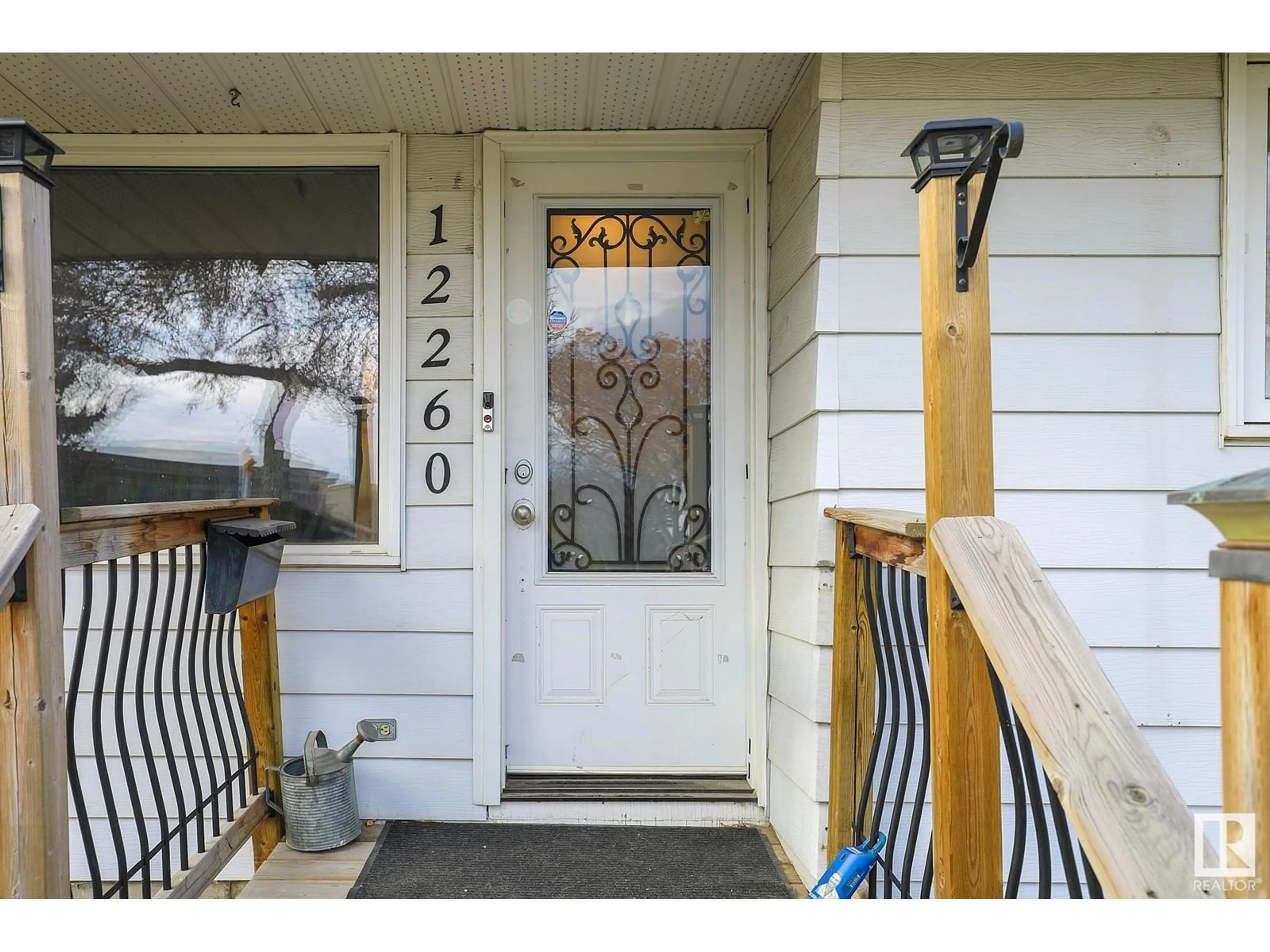 Indoor entryway for 12260 131 ST NW, Edmonton Alberta T5L1M8