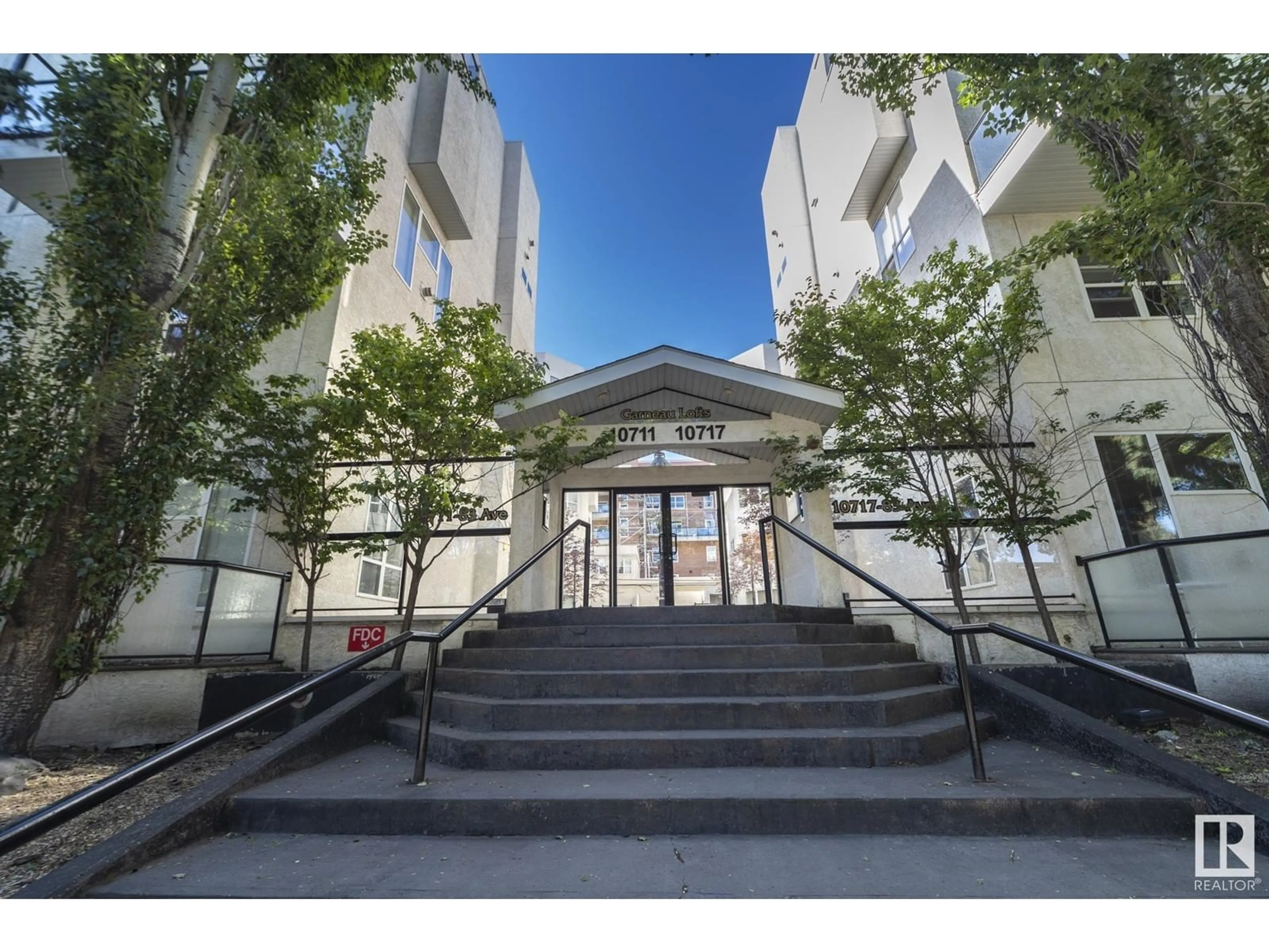 Indoor foyer for #103 10711 83 AV NW, Edmonton Alberta T6E2P5