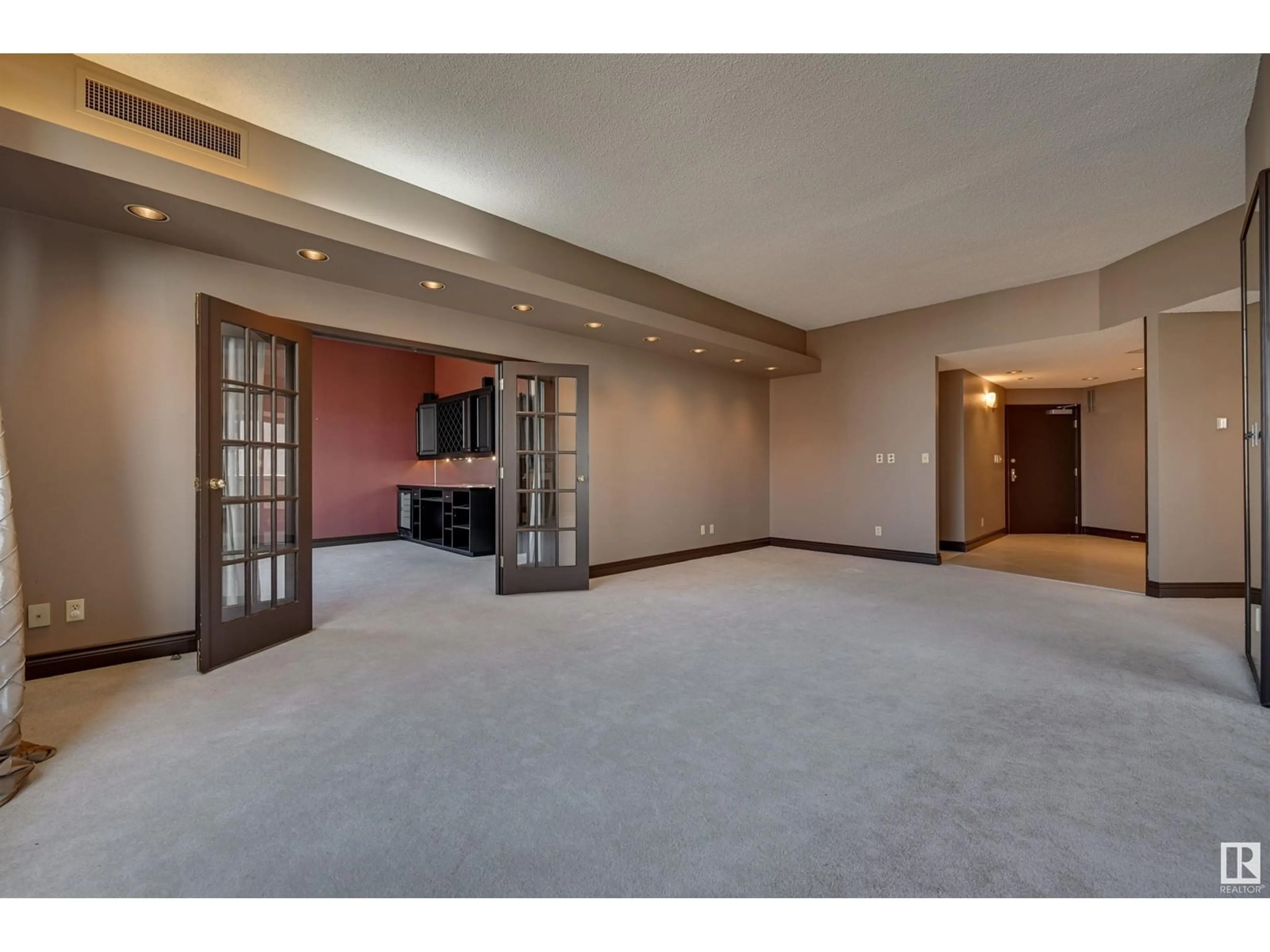 Indoor foyer, carpet floors for #12A 10050 118 ST NW, Edmonton Alberta T5K2M8