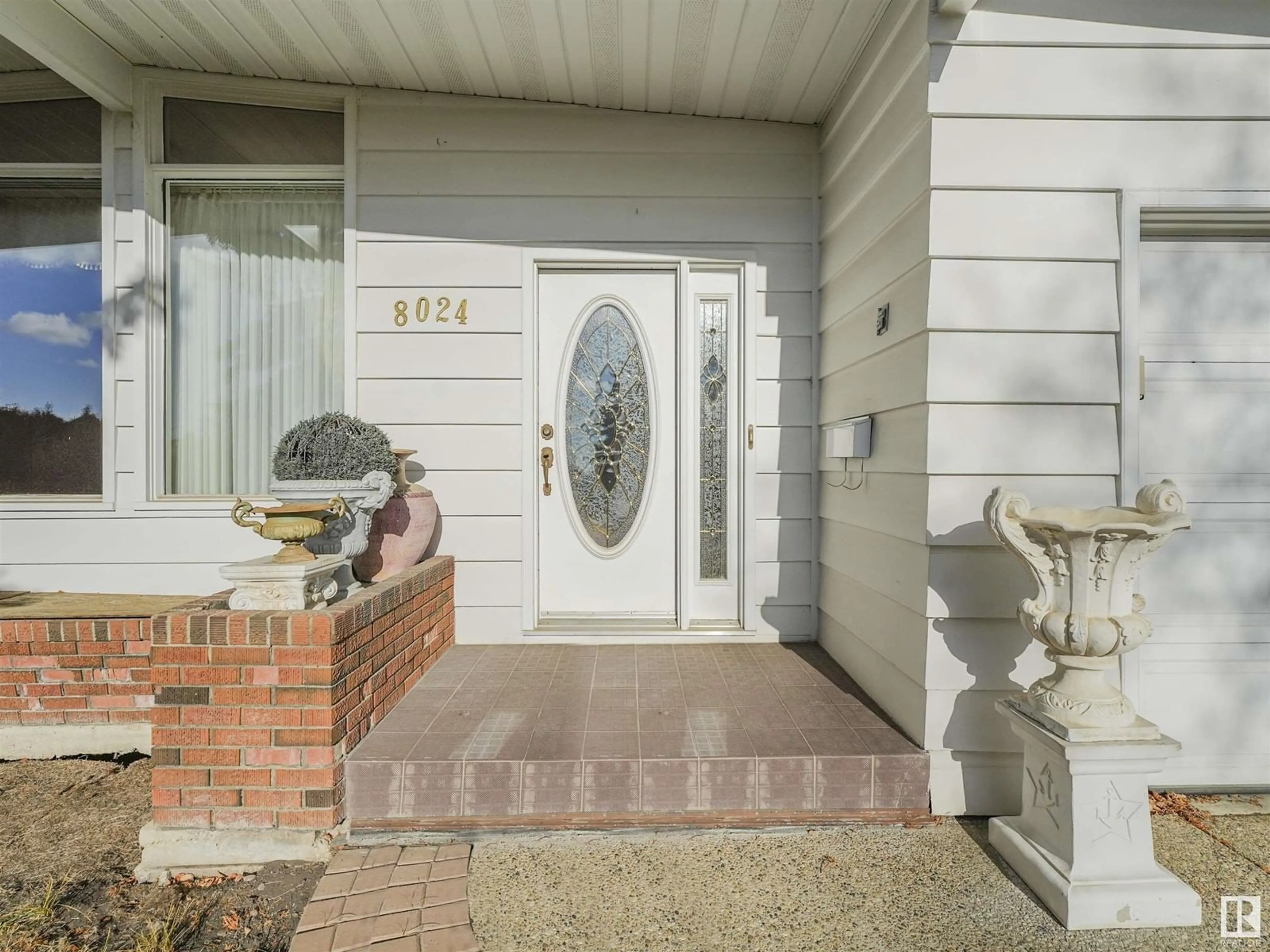 Indoor entryway, ceramic floors for 8024 152A AV NW, Edmonton Alberta T5C2Z9