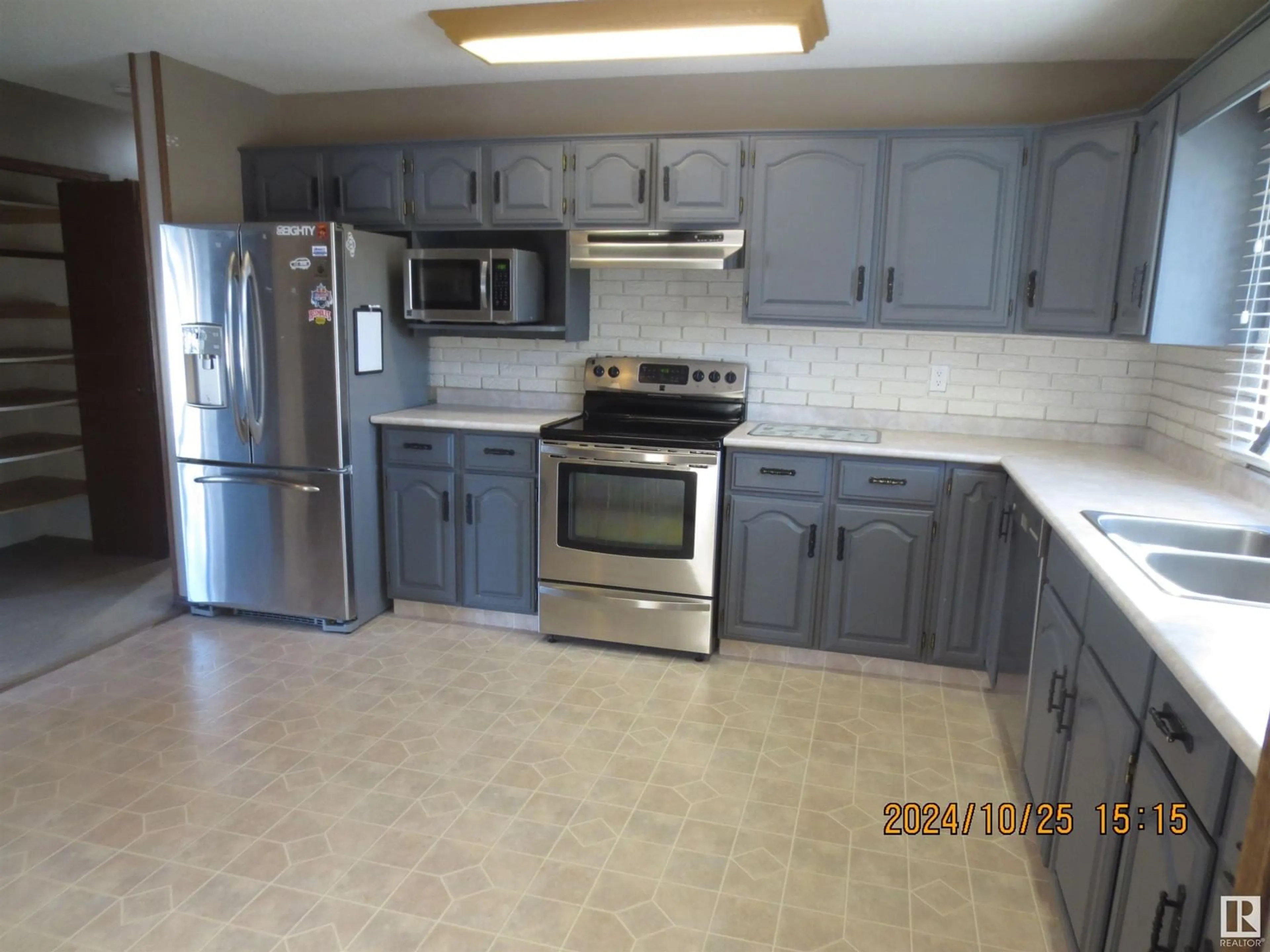 Kitchen, cement floor, cottage for 1450 55 Street, Edson Alberta T7E1H4