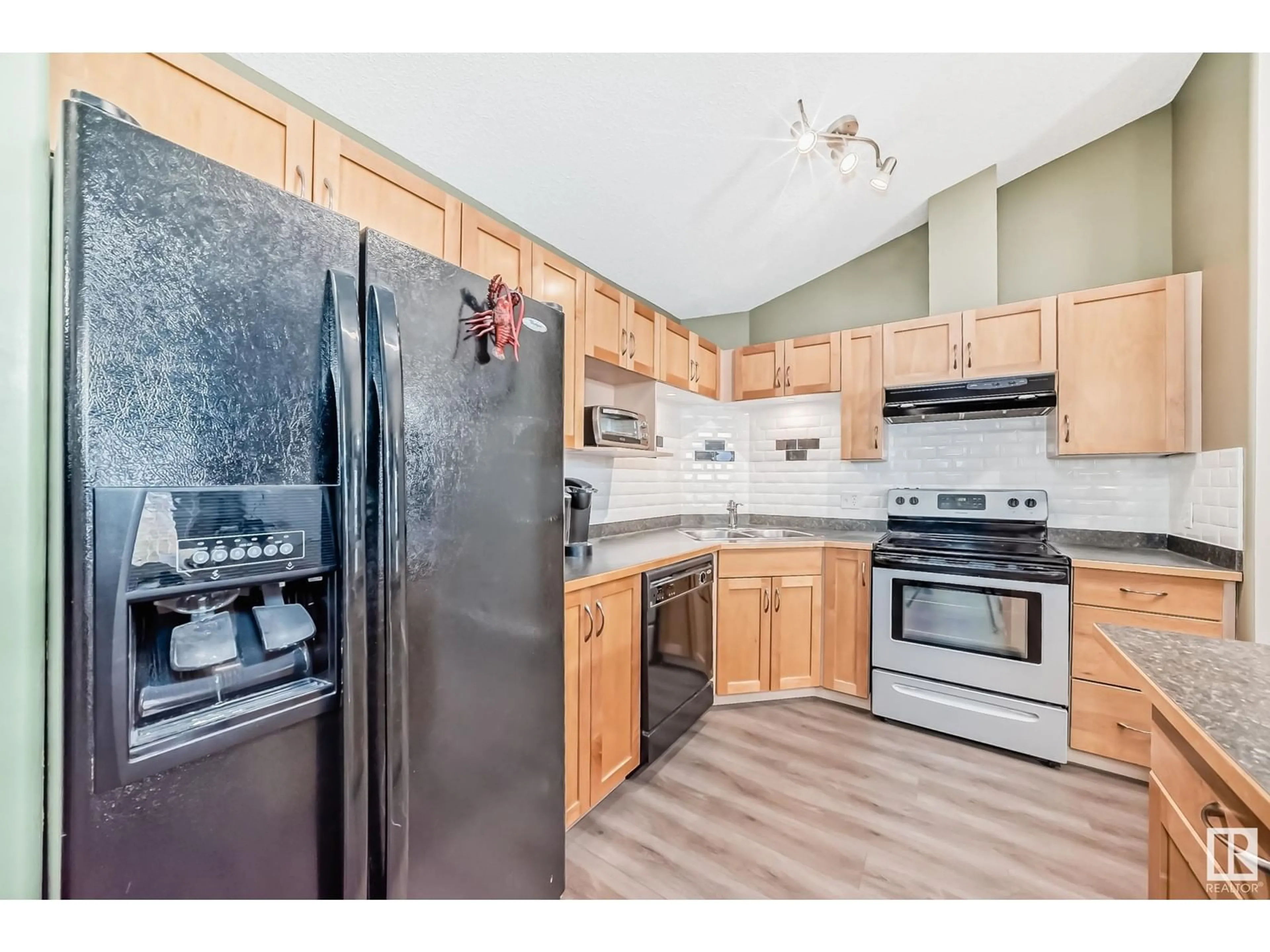 Standard kitchen, wood floors, cottage for #403 5340 199 ST NW, Edmonton Alberta T6M0A5