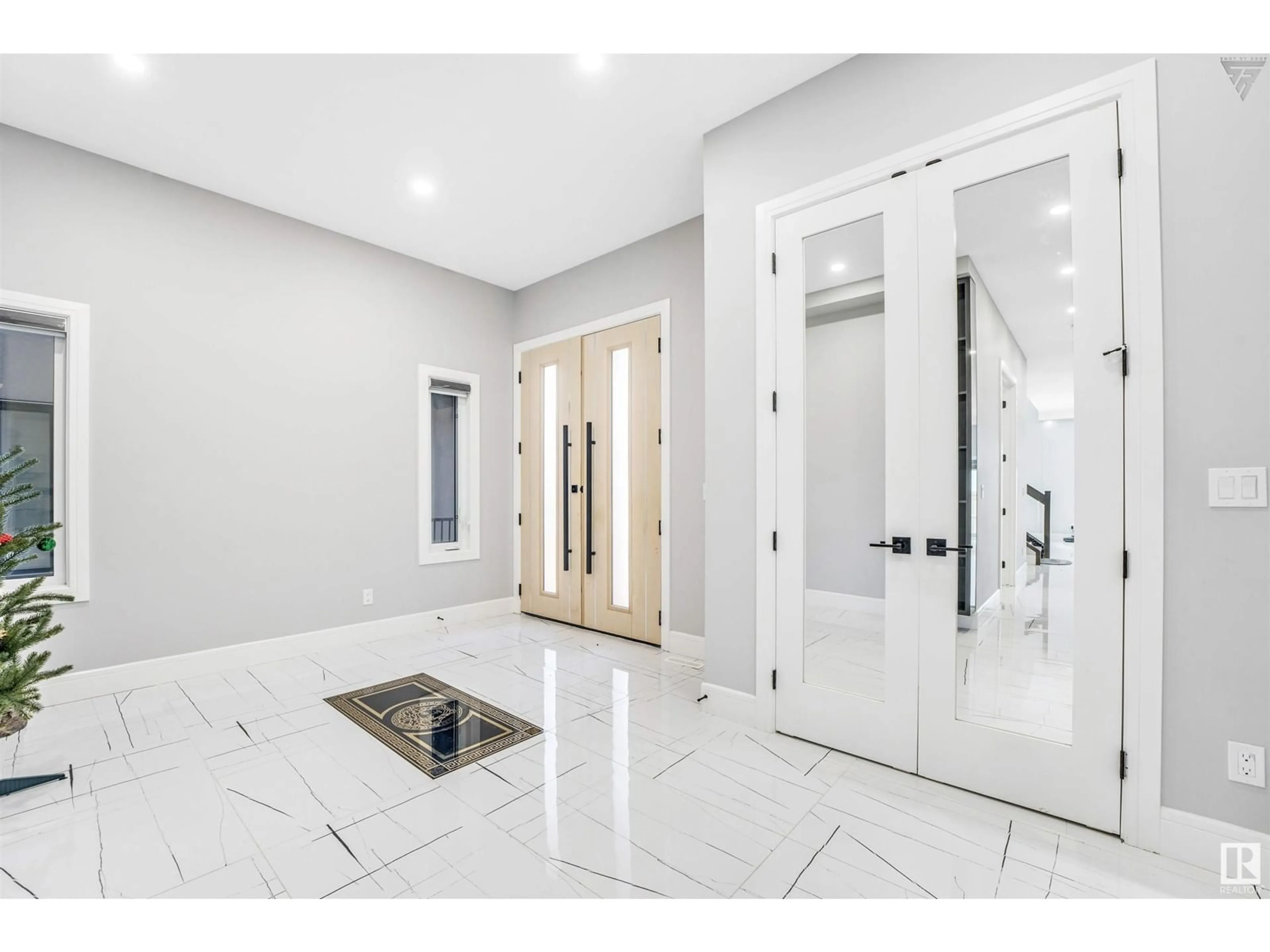 Indoor entryway, ceramic floors for 1740 18 ST NW, Edmonton Alberta T6T2N2