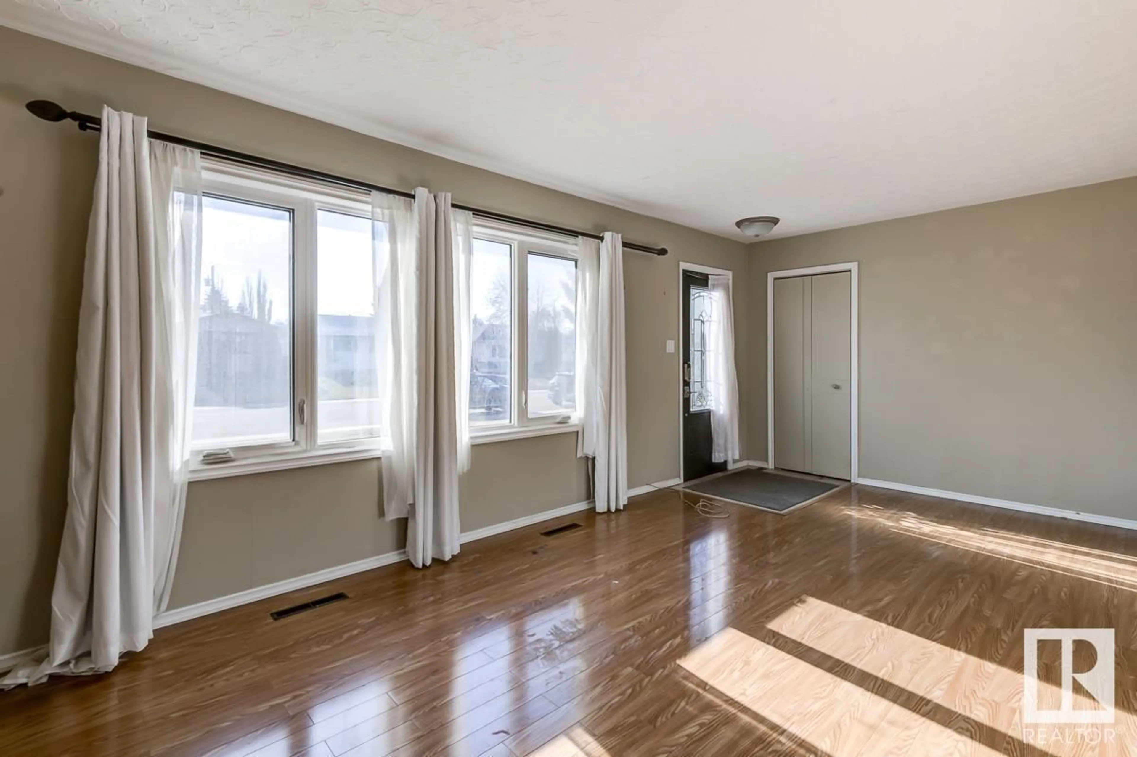 A pic of a room, wood floors for 4208 104 AV NW, Edmonton Alberta T6A0X2