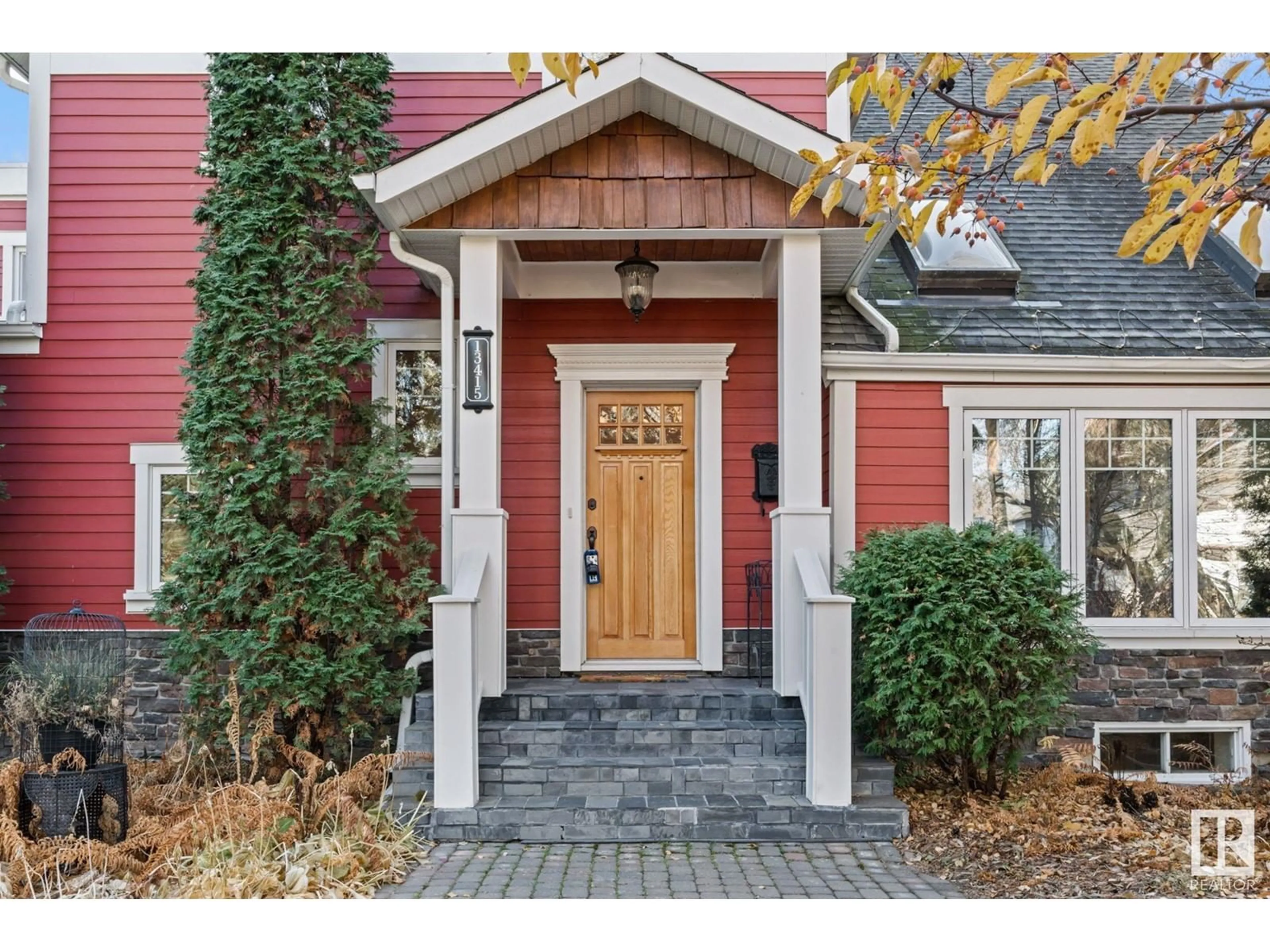 Indoor entryway, wood floors for 13415 103 AV NW, Edmonton Alberta T5N0S3