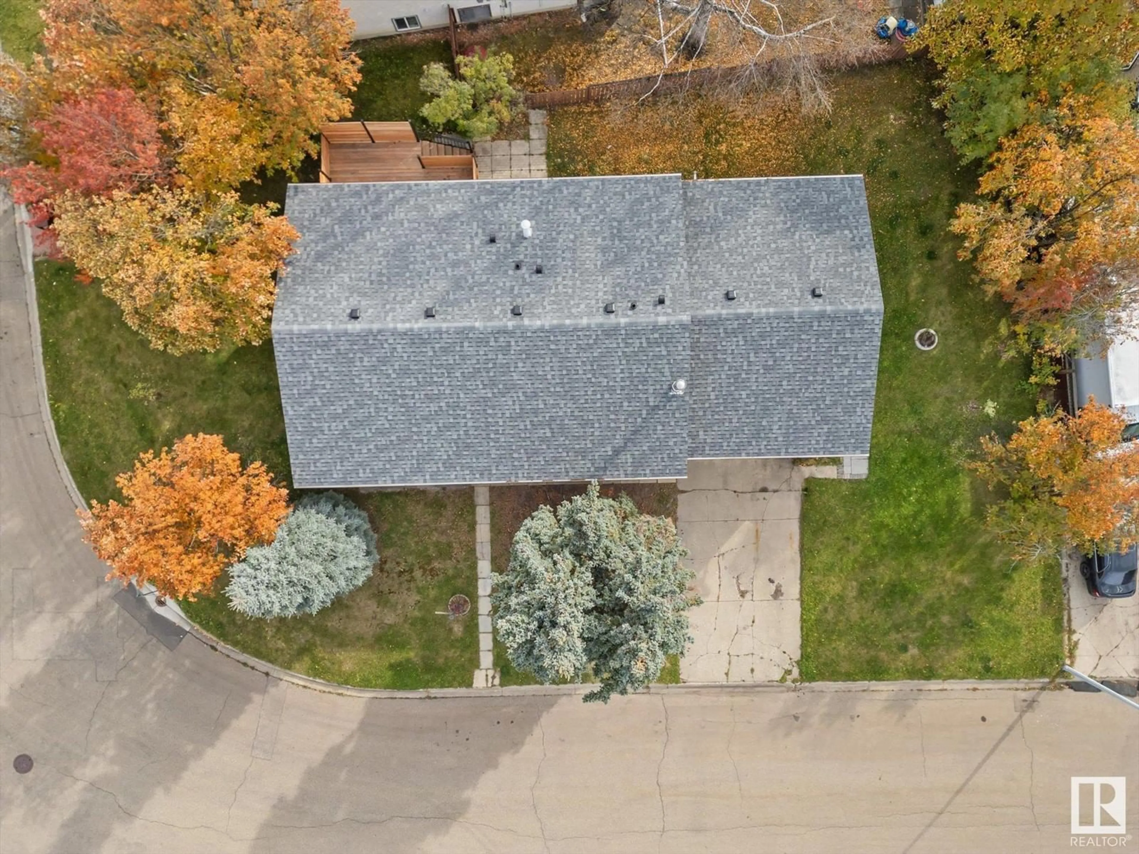 Frontside or backside of a home, the street view for 4 MADISON ST, Spruce Grove Alberta T7X2N6