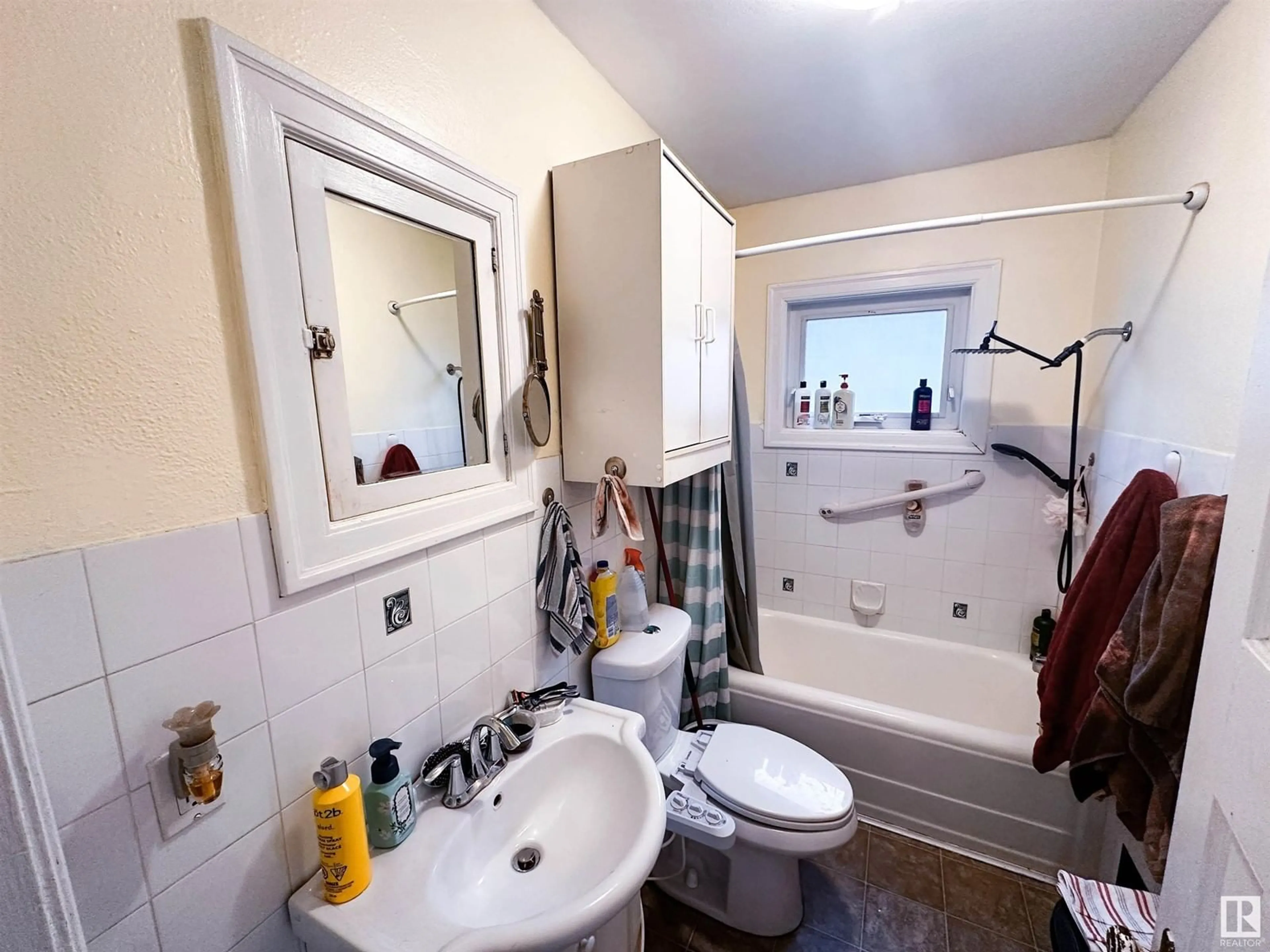 Standard bathroom for 11836 95 ST NW, Edmonton Alberta T5G1M2