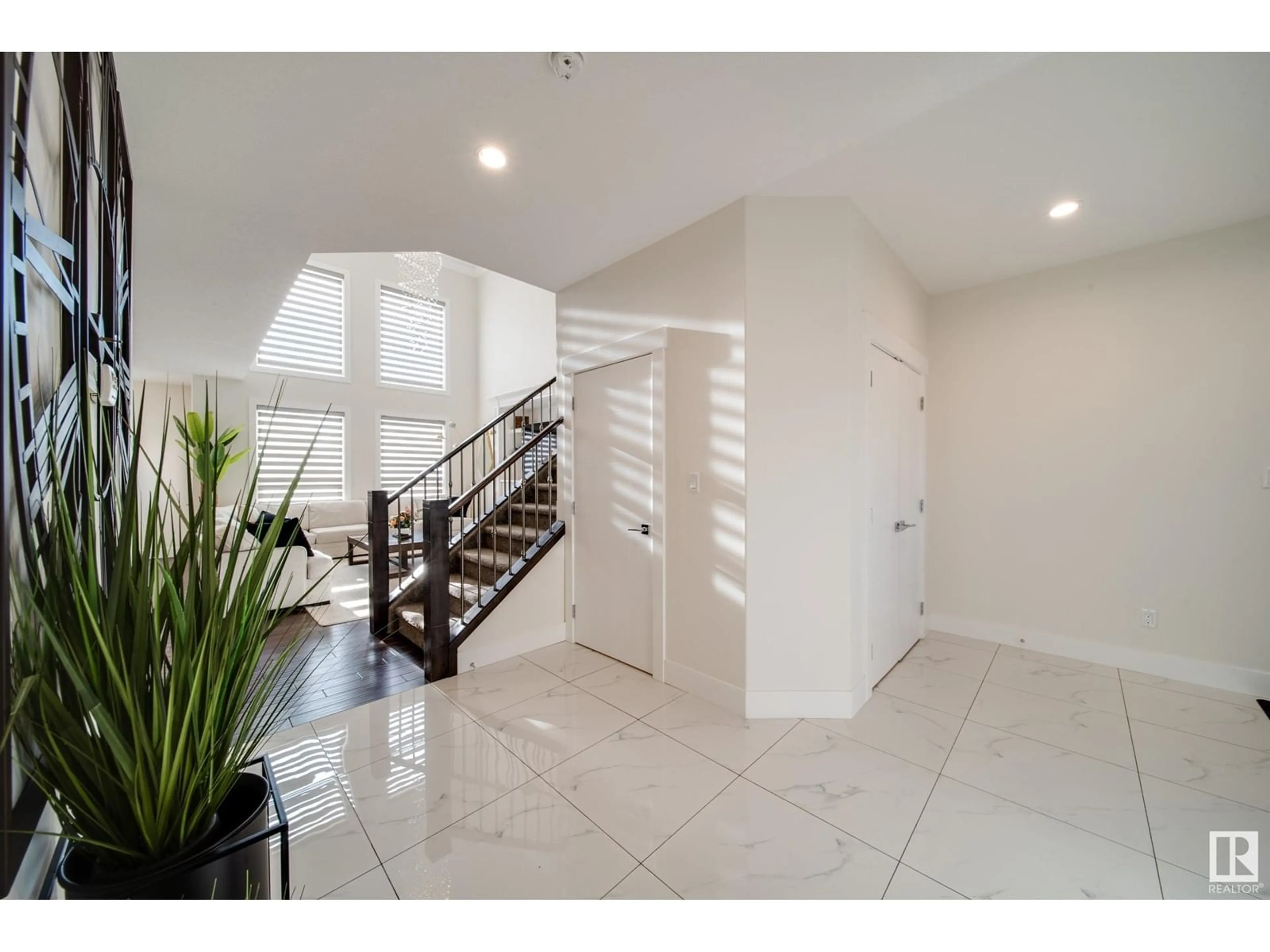 Indoor entryway, wood floors for 7731 176 AV NW, Edmonton Alberta T5Z0E2