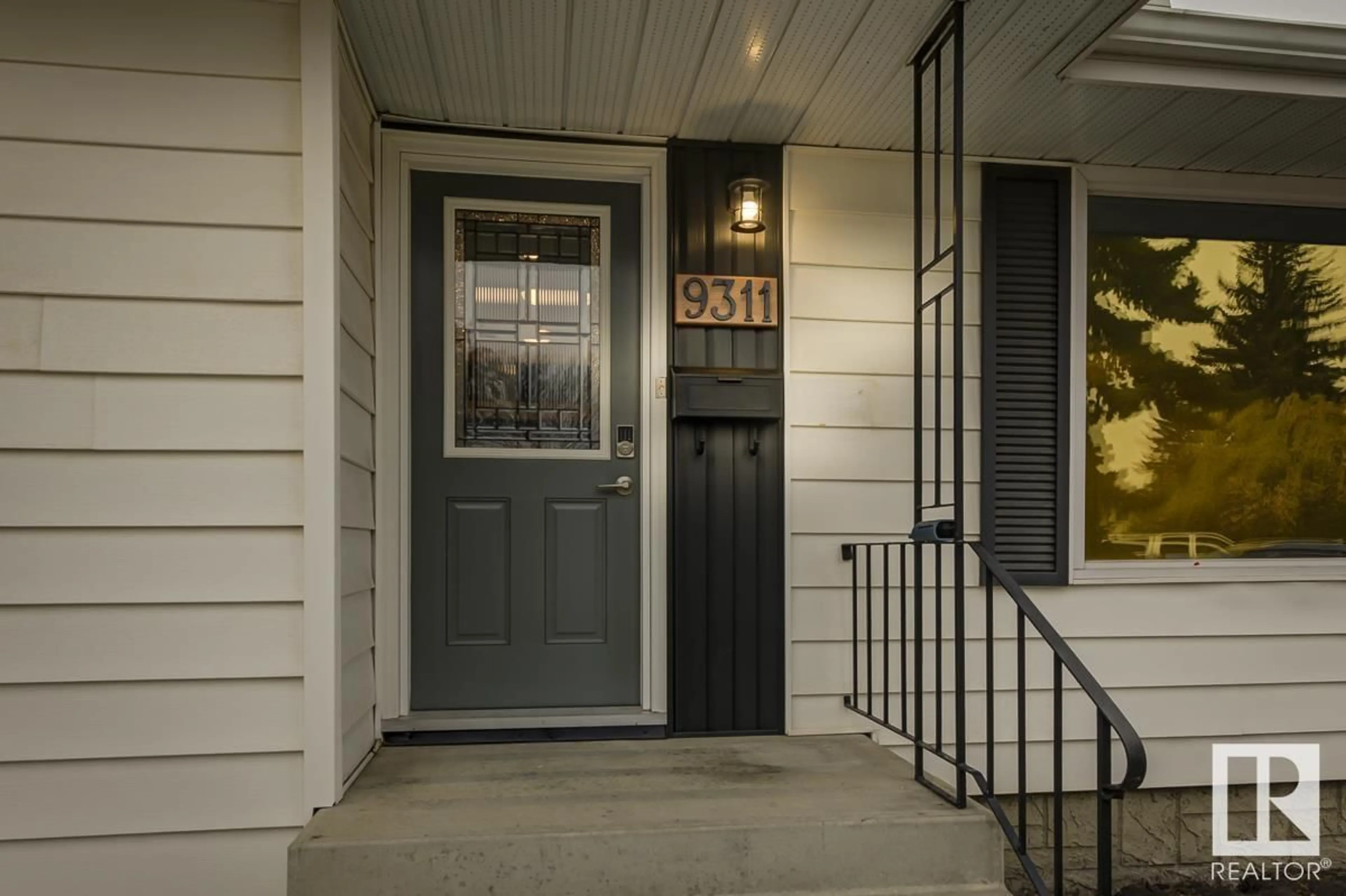 Indoor entryway, wood floors for 9311 169 ST NW, Edmonton Alberta T5R2X4