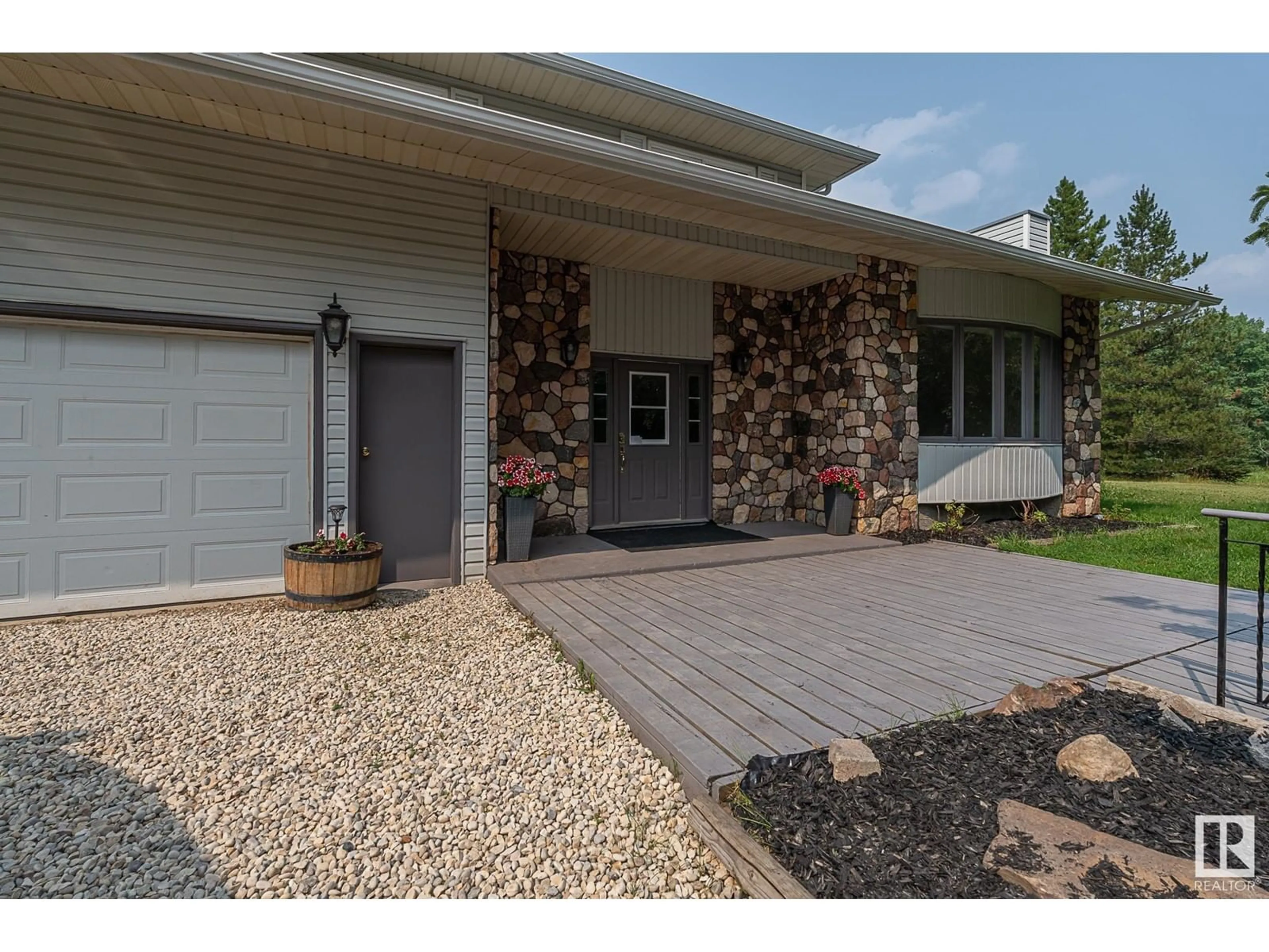 Indoor entryway, cement floor for #14 52312 RGE RD 220, Rural Strathcona County Alberta T8C1E1