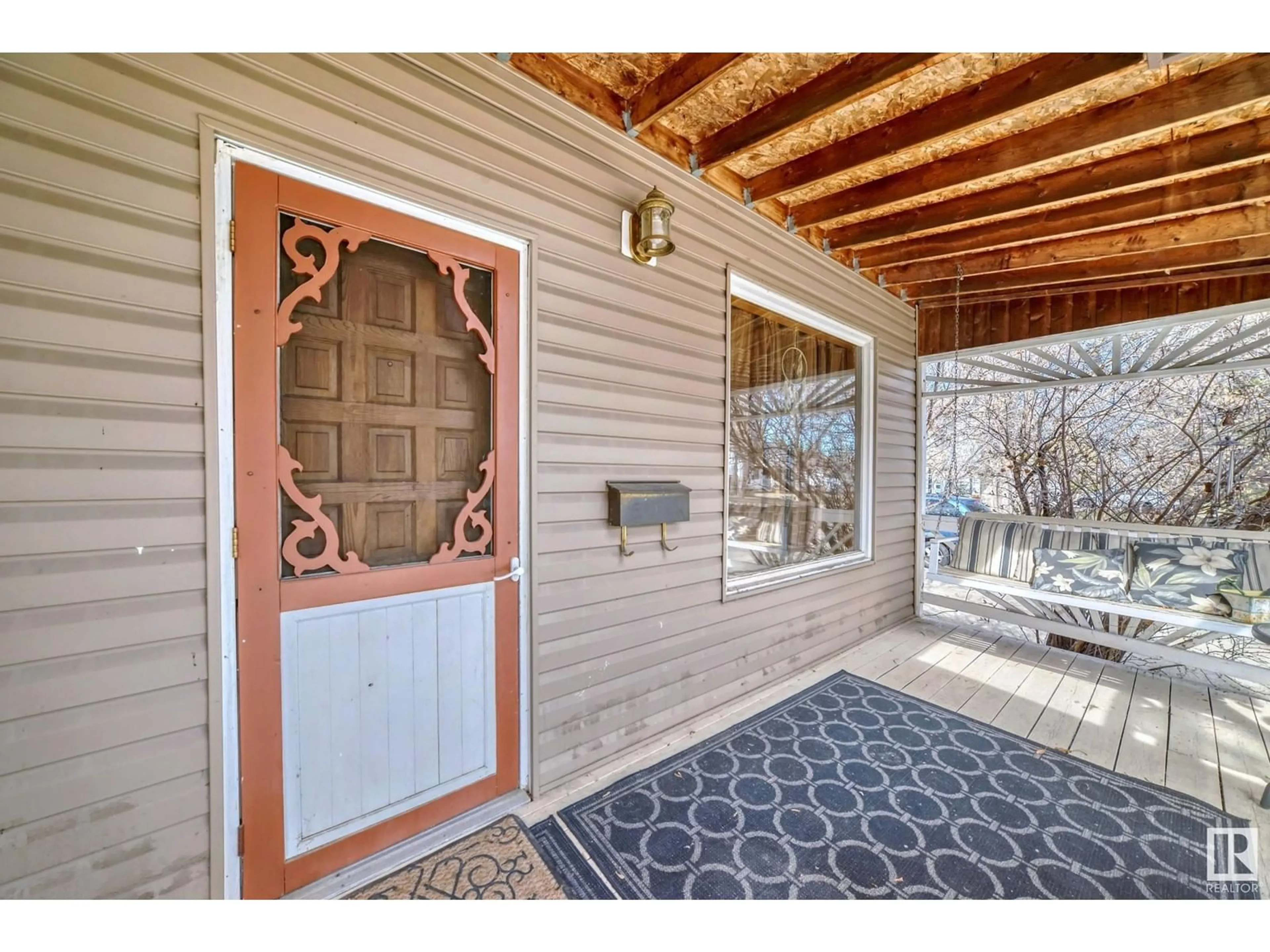 Indoor entryway, wood floors for 10202 109 ST, Fort Saskatchewan Alberta T8L2K8